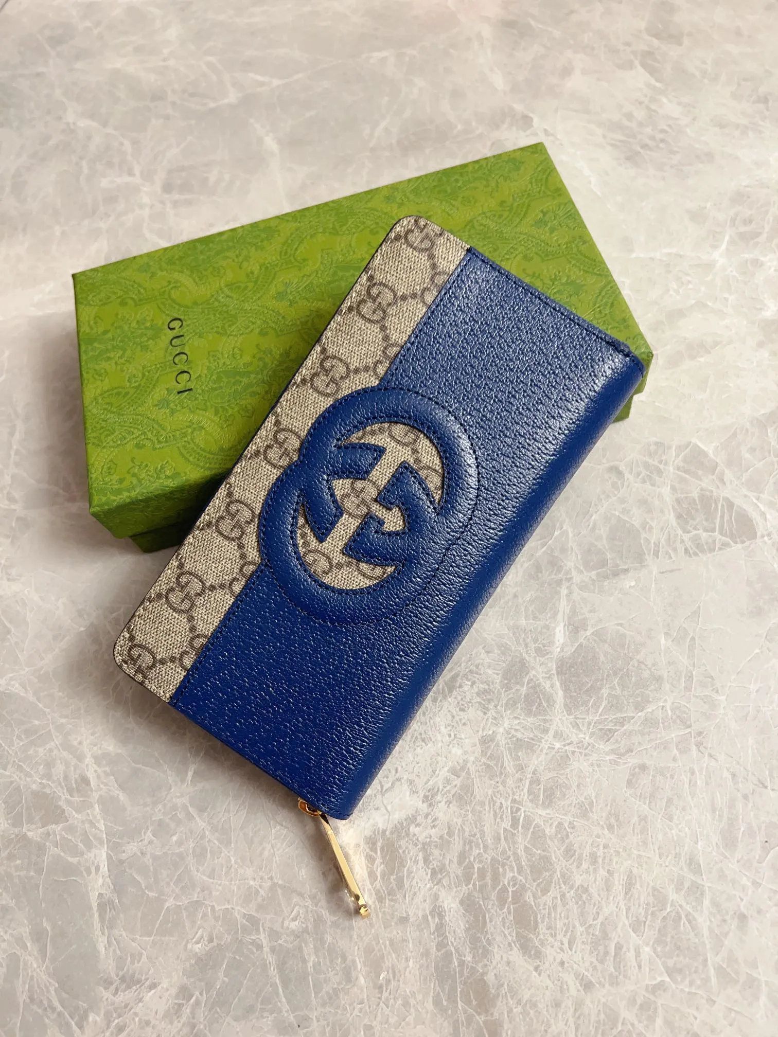 💰460🇭🇺🇭🇺Gucci’s latest ~ Men’s zipper wallet🪅🪅 embellished with hollow interlocking Double G details, cleverly matched with GG Supreme canvas, 🪅🪅Create an accessory with both modern style and classic style🪅🪅The iconic interlocking Double G logo, which comes from the brand founder Guccio Mr. Gucci's initials are constantly being reinterpreted in various forms and styles🪅🪅Model: 701423 Dimensions: 19x 10x 3cm