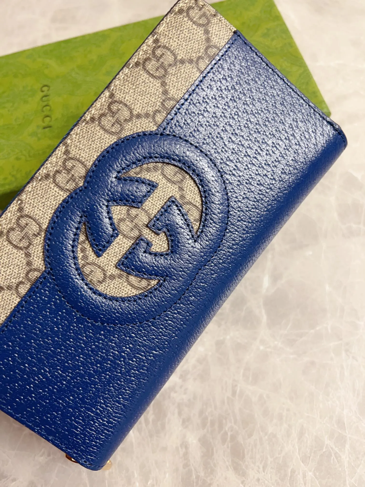 💰460🇭🇺🇭🇺Gucci’s latest ~ Men’s zipper wallet🪅🪅 embellished with hollow interlocking Double G details, cleverly matched with GG Supreme canvas, 🪅🪅Create an accessory with both modern style and classic style🪅🪅The iconic interlocking Double G logo, which comes from the brand founder Guccio Mr. Gucci's initials are constantly being reinterpreted in various forms and styles🪅🪅Model: 701423 Dimensions: 19x 10x 3cm