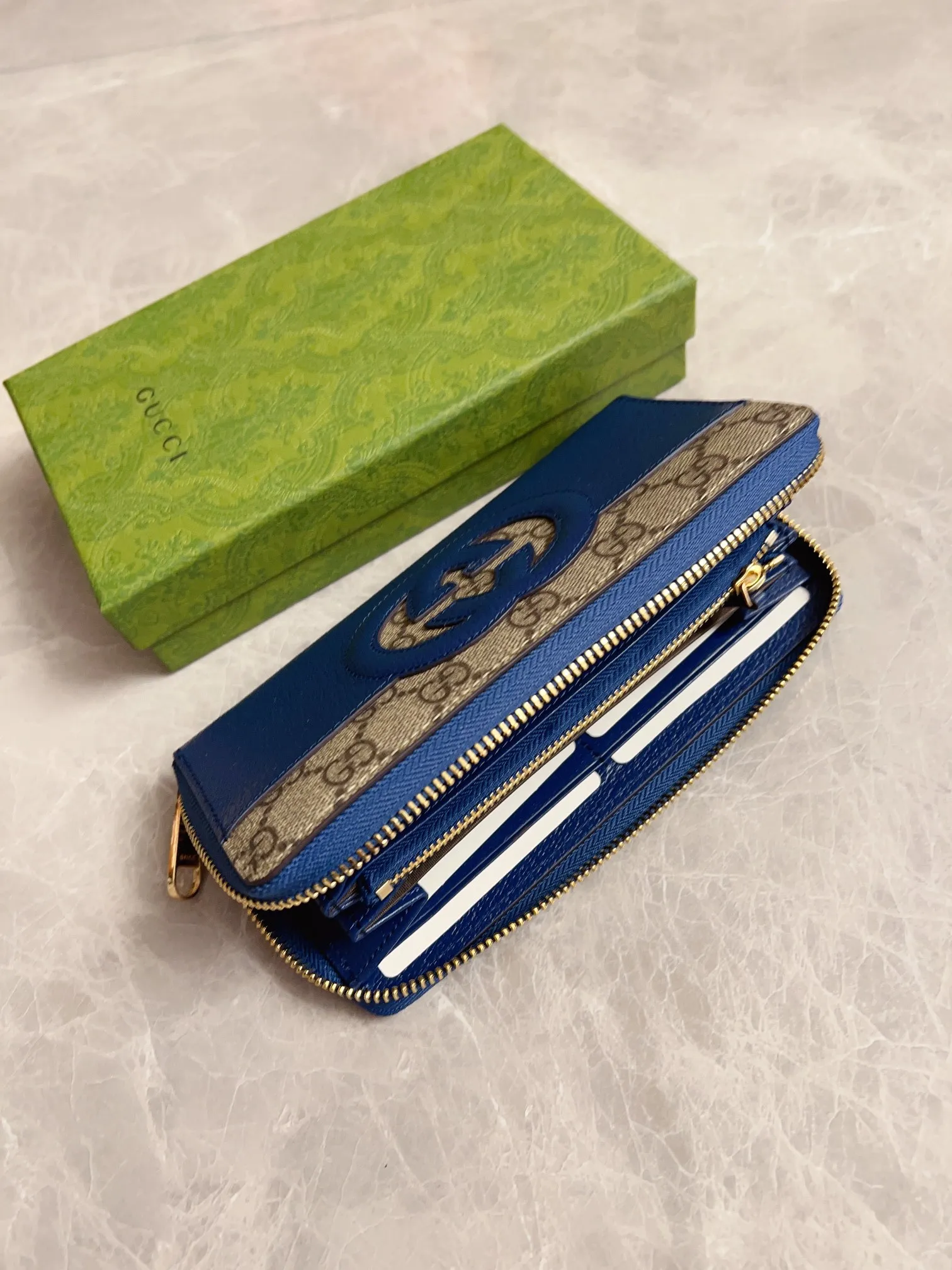 💰460🇭🇺🇭🇺Gucci’s latest ~ Men’s zipper wallet🪅🪅 embellished with hollow interlocking Double G details, cleverly matched with GG Supreme canvas, 🪅🪅Create an accessory with both modern style and classic style🪅🪅The iconic interlocking Double G logo, which comes from the brand founder Guccio Mr. Gucci's initials are constantly being reinterpreted in various forms and styles🪅🪅Model: 701423 Dimensions: 19x 10x 3cm