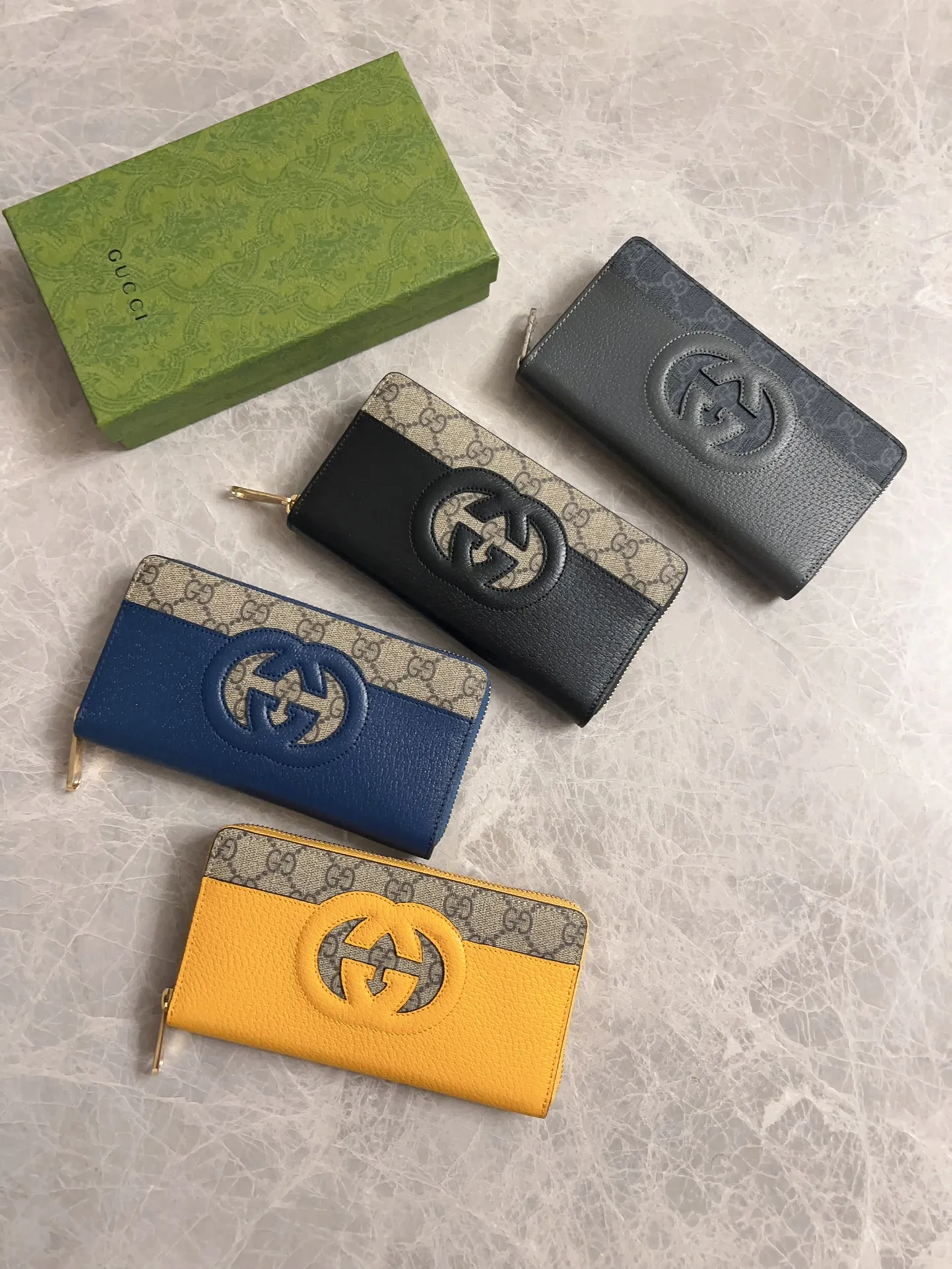 💰460🇭🇺🇭🇺Gucci’s latest ~ Men’s zipper wallet🪅🪅 embellished with hollow interlocking Double G details, cleverly matched with GG Supreme canvas, 🪅🪅Create an accessory with both modern style and classic style🪅🪅The iconic interlocking Double G logo, which comes from the brand founder Guccio Mr. Gucci's initials are constantly being reinterpreted in various forms and styles🪅🪅Model: 701423 Dimensions: 19x 10x 3cm
