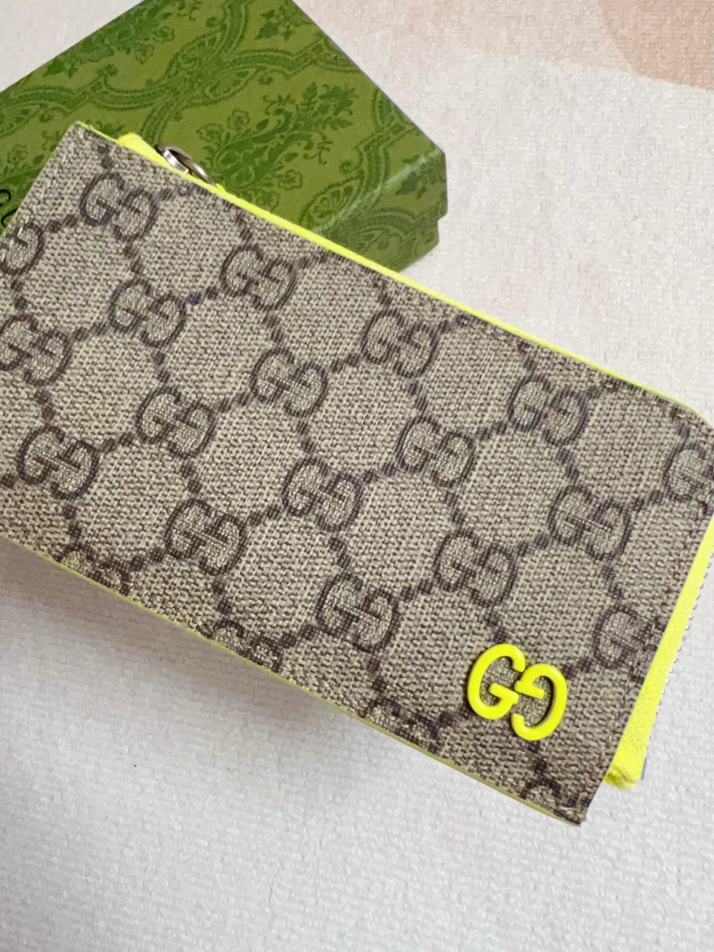 💰340 🇭🇺🇭🇺Gucci’s latest collection ~ card holder 🥗🥗 uses a contrasting two-tone design to bring out the GG logo emblazoned on the bag 🥗🥗The fabric is made of black GG and the lining is made of contrasting cowhide 🥗🥗Black GG Supreme canvas, fluorescent green Size: 13.5x 8cm Model: 795233 (original product)