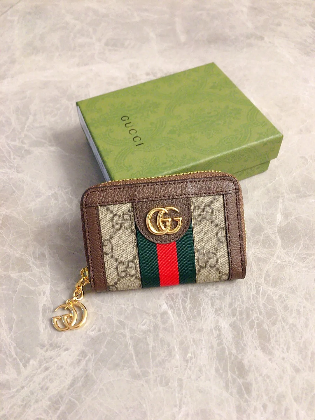 💰320🇭🇺🇭🇺 The new model is synchronized with the official website! Ophidia series ~ small key bag 🌿🌿 made of GG Supreme high-grade PVC fabric 🌿🌿 with iconic double G hardware marks, classic red and green webbing, built-in exquisite GG key chain pendant 🌿🌿 fashionable and elegant, lightweight and practical, 🌿🌿 model number: 523157, size: W10.5xH7x2.5cm, color: coffee