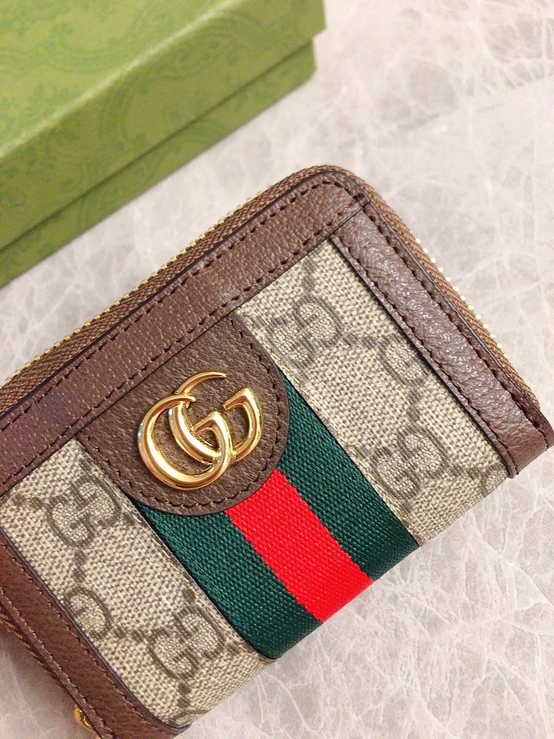 💰320🇭🇺🇭🇺 The new model is synchronized with the official website! Ophidia series ~ small key bag 🌿🌿 made of GG Supreme high-grade PVC fabric 🌿🌿 with iconic double G hardware marks, classic red and green webbing, built-in exquisite GG key chain pendant 🌿🌿 fashionable and elegant, lightweight and practical, 🌿🌿 model number: 523157, size: W10.5xH7x2.5cm, color: coffee