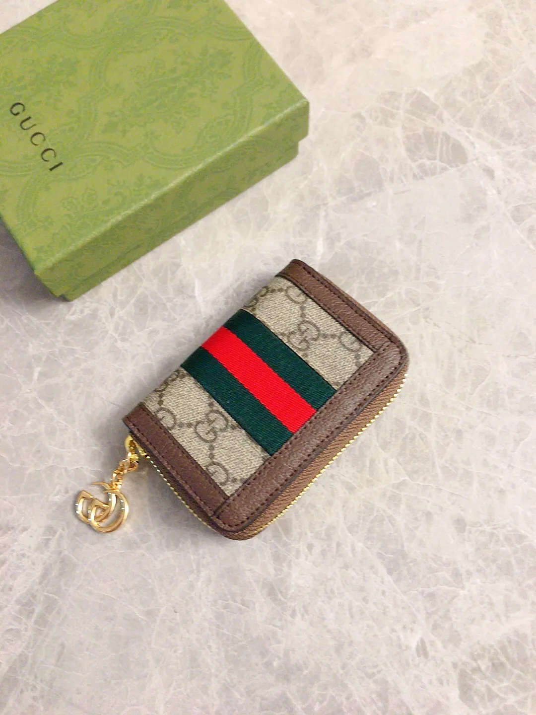 💰320🇭🇺🇭🇺 The new model is synchronized with the official website! Ophidia series ~ small key bag 🌿🌿 made of GG Supreme high-grade PVC fabric 🌿🌿 with iconic double G hardware marks, classic red and green webbing, built-in exquisite GG key chain pendant 🌿🌿 fashionable and elegant, lightweight and practical, 🌿🌿 model number: 523157, size: W10.5xH7x2.5cm, color: coffee