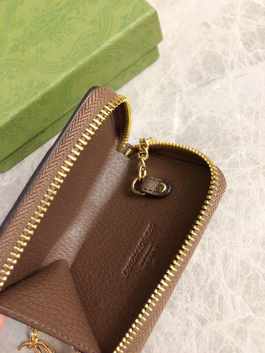 💰320🇭🇺🇭🇺 The new model is synchronized with the official website! Ophidia series ~ small key bag 🌿🌿 made of GG Supreme high-grade PVC fabric 🌿🌿 with iconic double G hardware marks, classic red and green webbing, built-in exquisite GG key chain pendant 🌿🌿 fashionable and elegant, lightweight and practical, 🌿🌿 model number: 523157, size: W10.5xH7x2.5cm, color: coffee