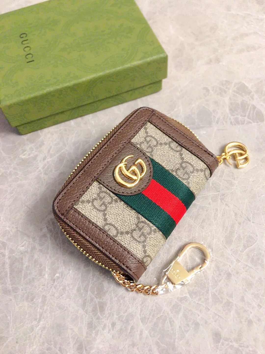 💰320🇭🇺🇭🇺 The new model is synchronized with the official website! Ophidia series ~ small key bag 🌿🌿 made of GG Supreme high-grade PVC fabric 🌿🌿 with iconic double G hardware marks, classic red and green webbing, built-in exquisite GG key chain pendant 🌿🌿 fashionable and elegant, lightweight and practical, 🌿🌿 model number: 523157, size: W10.5xH7x2.5cm, color: coffee