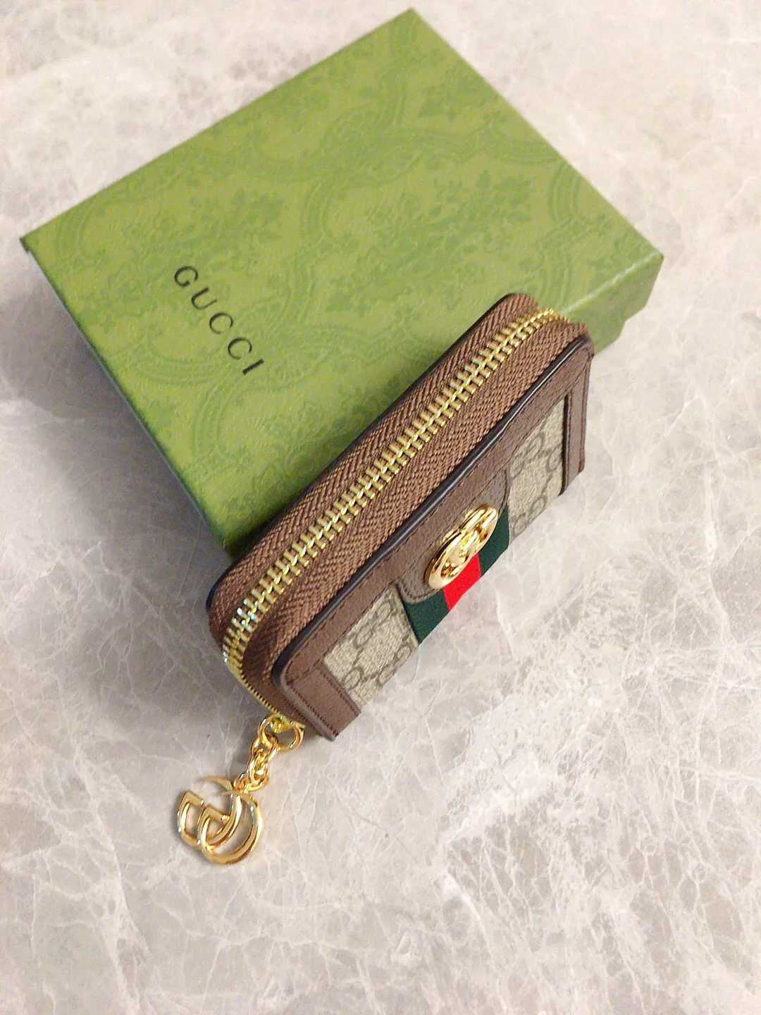 💰320🇭🇺🇭🇺 The new model is synchronized with the official website! Ophidia series ~ small key bag 🌿🌿 made of GG Supreme high-grade PVC fabric 🌿🌿 with iconic double G hardware marks, classic red and green webbing, built-in exquisite GG key chain pendant 🌿🌿 fashionable and elegant, lightweight and practical, 🌿🌿 model number: 523157, size: W10.5xH7x2.5cm, color: coffee