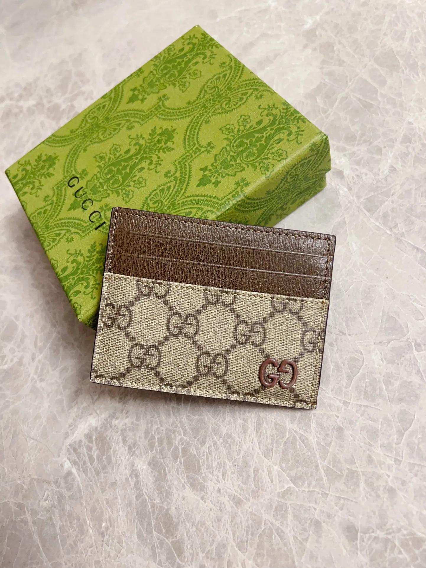 💰260 🇭🇺🇭🇺Gucci’s latest series is presented~Card holder🍖🍖The two-tone design full of contrasting beauty makes the GG logo emblazoned on the body of the bag shine.🍖🍖The interior is made of contrasting cowhide leather🍖🍖2 colors available Brown/Brown Brown/Maroon Size: 10x 8cm Model: 795230 (original product)