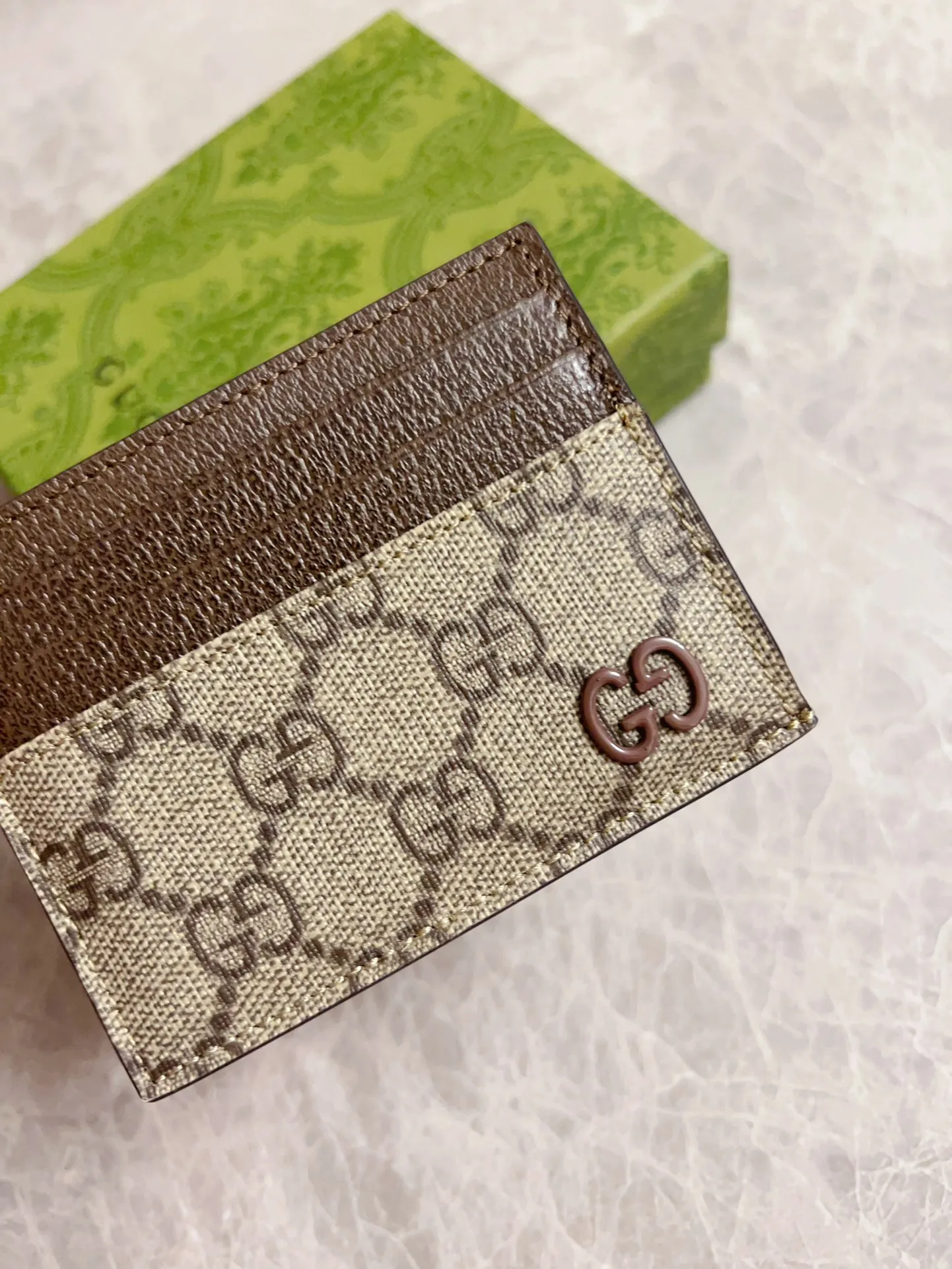 💰260 🇭🇺🇭🇺Gucci’s latest series is presented~Card holder🍖🍖The two-tone design full of contrasting beauty makes the GG logo emblazoned on the body of the bag shine.🍖🍖The interior is made of contrasting cowhide leather🍖🍖2 colors available Brown/Brown Brown/Maroon Size: 10x 8cm Model: 795230 (original product)