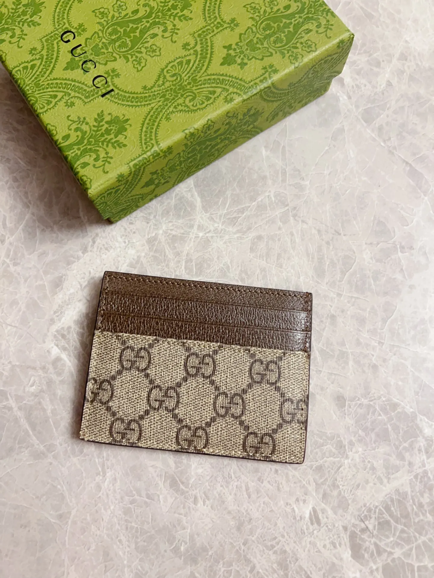 💰260 🇭🇺🇭🇺Gucci’s latest series is presented~Card holder🍖🍖The two-tone design full of contrasting beauty makes the GG logo emblazoned on the body of the bag shine.🍖🍖The interior is made of contrasting cowhide leather🍖🍖2 colors available Brown/Brown Brown/Maroon Size: 10x 8cm Model: 795230 (original product)