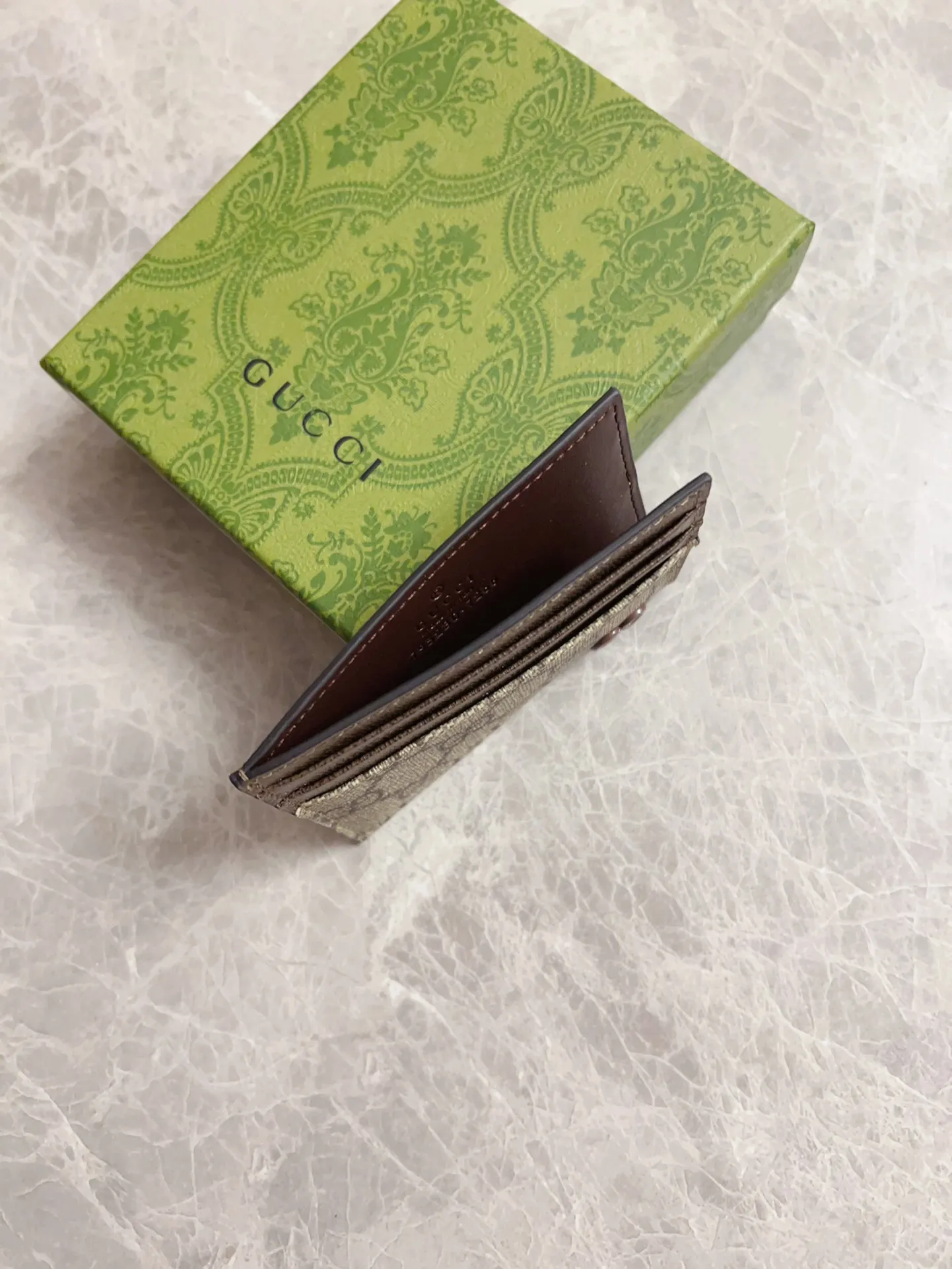 💰260 🇭🇺🇭🇺Gucci’s latest series is presented~Card holder🍖🍖The two-tone design full of contrasting beauty makes the GG logo emblazoned on the body of the bag shine.🍖🍖The interior is made of contrasting cowhide leather🍖🍖2 colors available Brown/Brown Brown/Maroon Size: 10x 8cm Model: 795230 (original product)