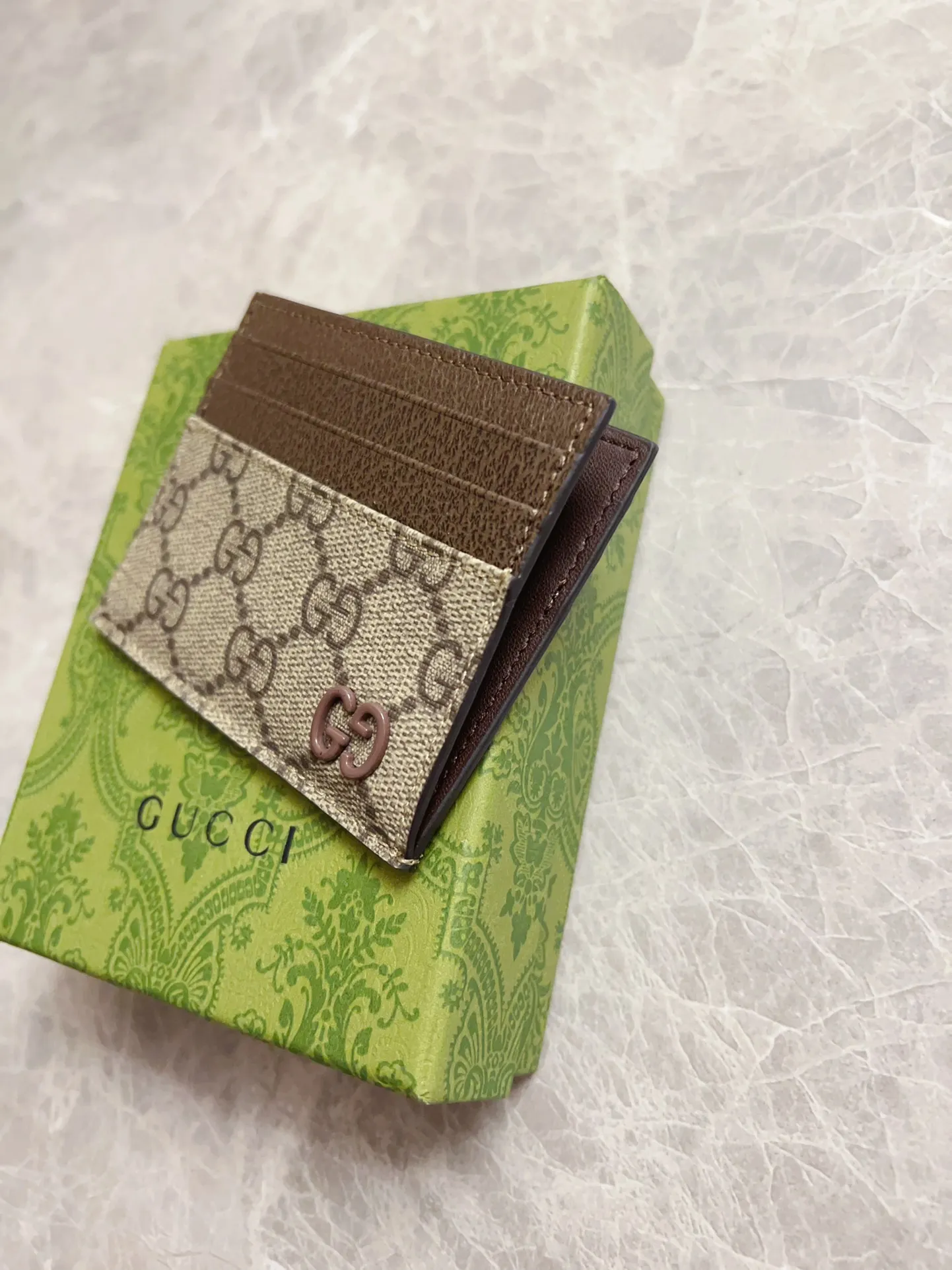 💰260 🇭🇺🇭🇺Gucci’s latest series is presented~Card holder🍖🍖The two-tone design full of contrasting beauty makes the GG logo emblazoned on the body of the bag shine.🍖🍖The interior is made of contrasting cowhide leather🍖🍖2 colors available Brown/Brown Brown/Maroon Size: 10x 8cm Model: 795230 (original product)