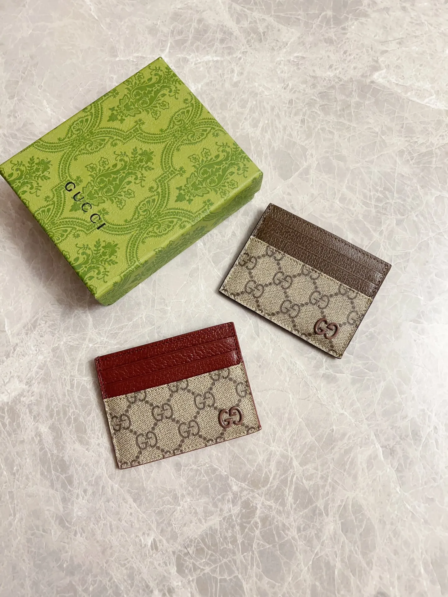 💰260 🇭🇺🇭🇺Gucci’s latest series is presented~Card holder🍖🍖The two-tone design full of contrasting beauty makes the GG logo emblazoned on the body of the bag shine.🍖🍖The interior is made of contrasting cowhide leather🍖🍖2 colors available Brown/Brown Brown/Maroon Size: 10x 8cm Model: 795230 (original product)