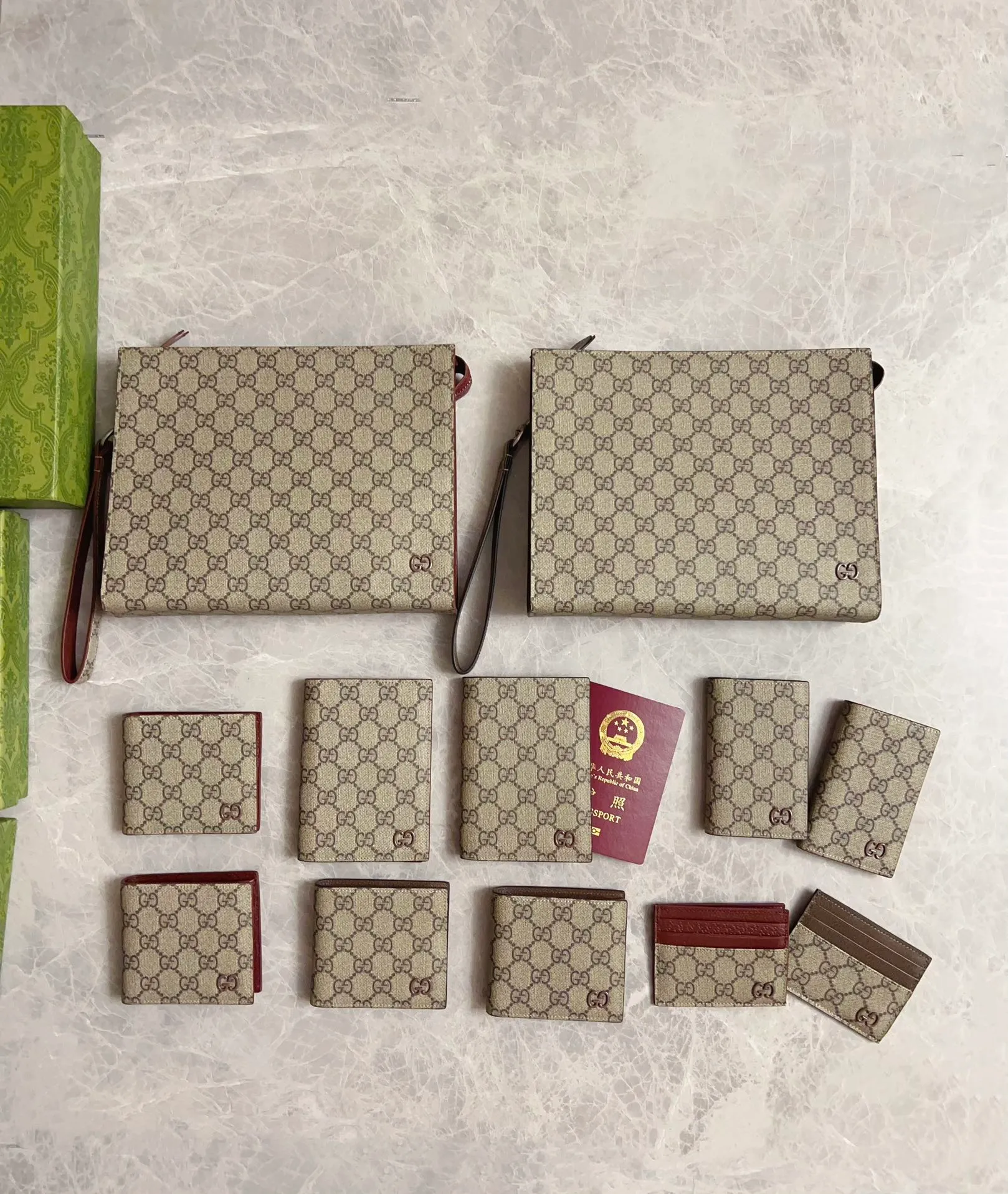 💰260 🇭🇺🇭🇺Gucci’s latest series is presented~Card holder🍖🍖The two-tone design full of contrasting beauty makes the GG logo emblazoned on the body of the bag shine.🍖🍖The interior is made of contrasting cowhide leather🍖🍖2 colors available Brown/Brown Brown/Maroon Size: 10x 8cm Model: 795230 (original product)