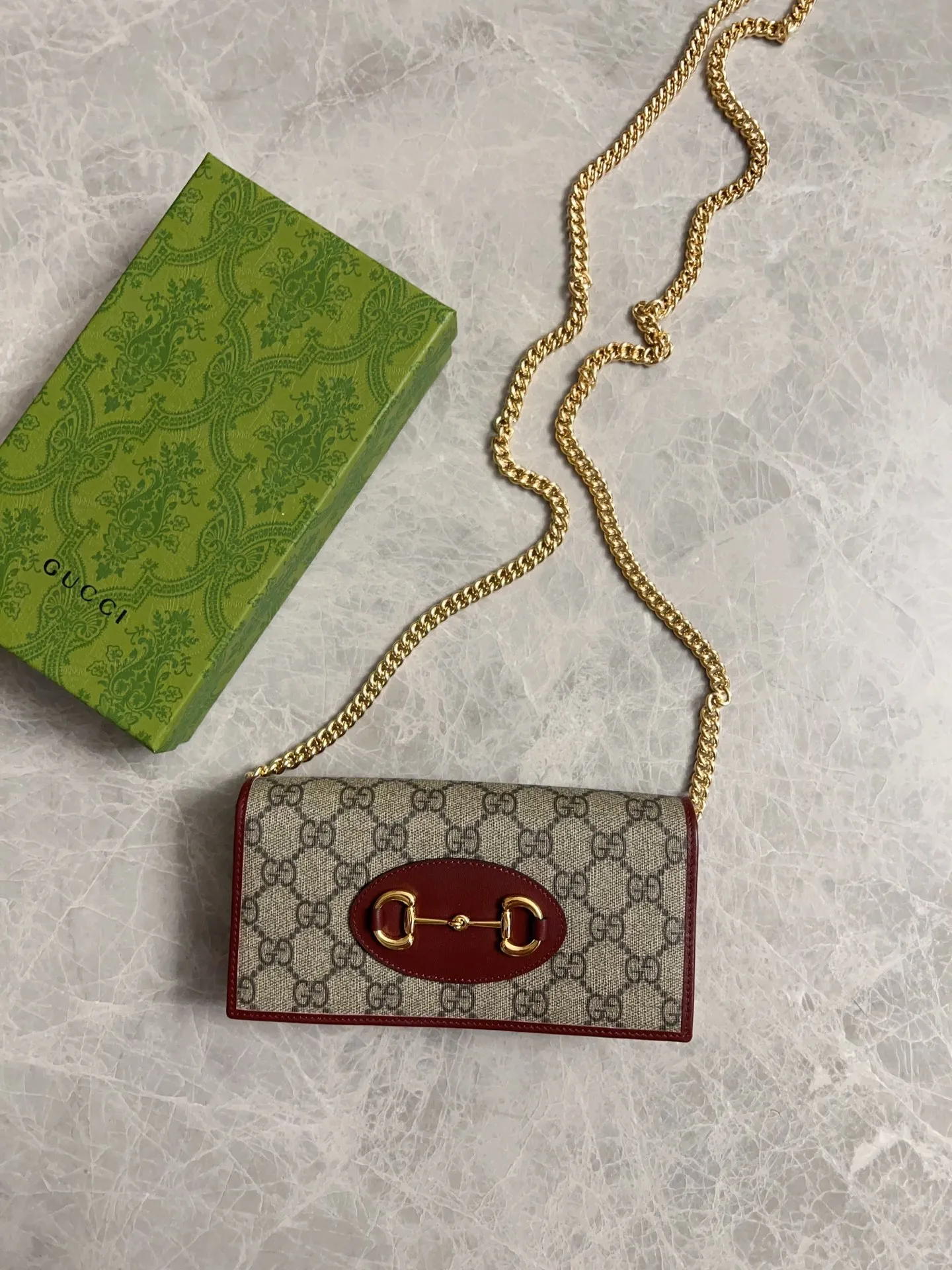 💰560 🇭🇺🇭🇺Newly launched Gucci made of GG Supreme premium man-made canvas and brown leather 🍧🍧1955 Horsebit Card Holder This series adopts the same double ring and long strip design as the handbag 🍧🍧This detail is inspired by the brand’s equestrian origins 🍧🍧It is one of Gucci’s classic heritage🍧🍧It is also one of the brand’s most representative symbolic elements🍧🍧Model: 621892 Size: 19x10x4cm