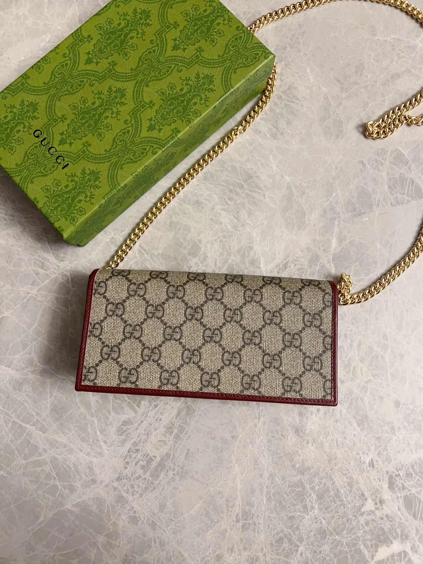 💰560 🇭🇺🇭🇺Newly launched Gucci made of GG Supreme premium man-made canvas and brown leather 🍧🍧1955 Horsebit Card Holder This series adopts the same double ring and long strip design as the handbag 🍧🍧This detail is inspired by the brand’s equestrian origins 🍧🍧It is one of Gucci’s classic heritage🍧🍧It is also one of the brand’s most representative symbolic elements🍧🍧Model: 621892 Size: 19x10x4cm