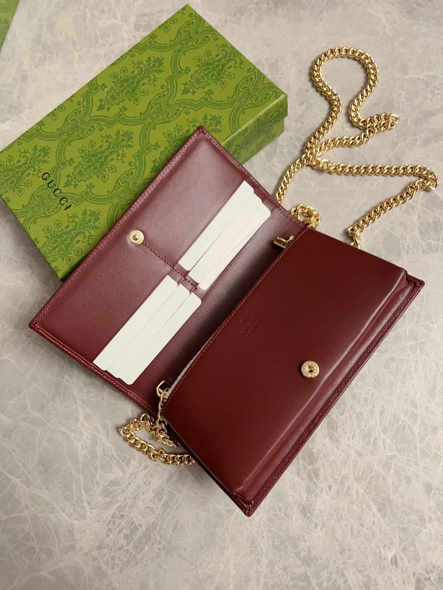 💰560 🇭🇺🇭🇺Newly launched Gucci made of GG Supreme premium man-made canvas and brown leather 🍧🍧1955 Horsebit Card Holder This series adopts the same double ring and long strip design as the handbag 🍧🍧This detail is inspired by the brand’s equestrian origins 🍧🍧It is one of Gucci’s classic heritage🍧🍧It is also one of the brand’s most representative symbolic elements🍧🍧Model: 621892 Size: 19x10x4cm