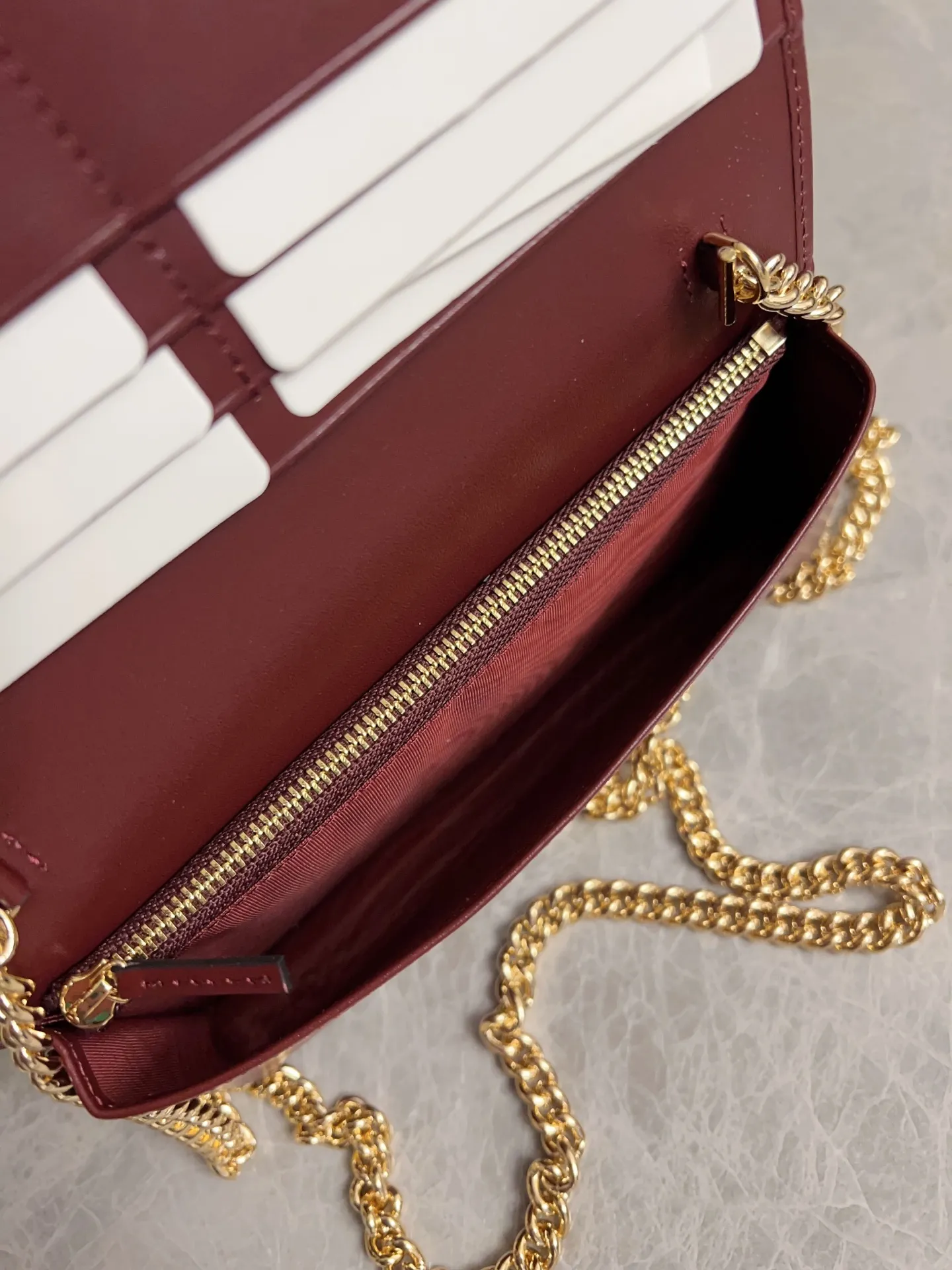 💰560 🇭🇺🇭🇺Newly launched Gucci made of GG Supreme premium man-made canvas and brown leather 🍧🍧1955 Horsebit Card Holder This series adopts the same double ring and long strip design as the handbag 🍧🍧This detail is inspired by the brand’s equestrian origins 🍧🍧It is one of Gucci’s classic heritage🍧🍧It is also one of the brand’s most representative symbolic elements🍧🍧Model: 621892 Size: 19x10x4cm