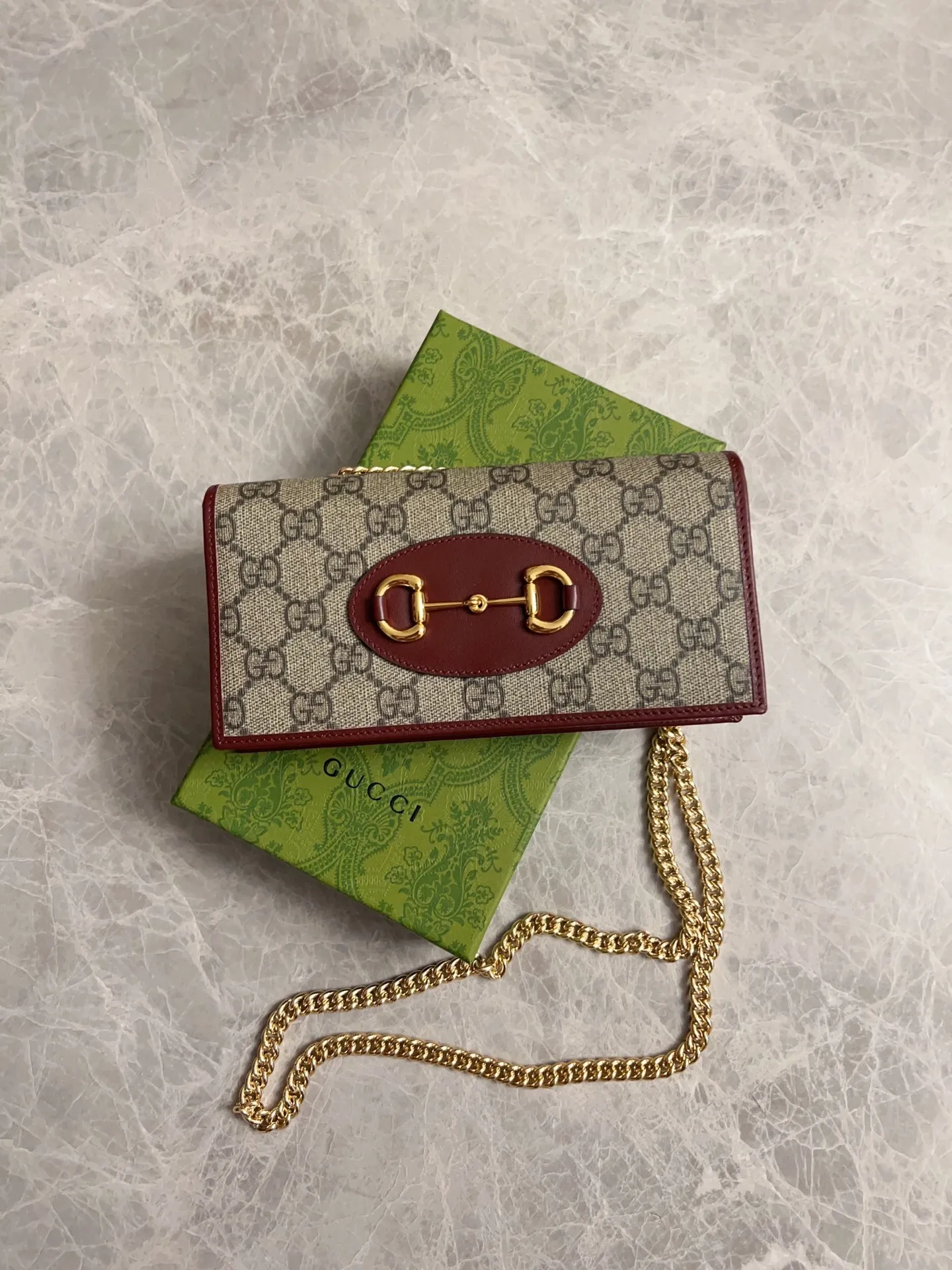 💰560 🇭🇺🇭🇺Newly launched Gucci made of GG Supreme premium man-made canvas and brown leather 🍧🍧1955 Horsebit Card Holder This series adopts the same double ring and long strip design as the handbag 🍧🍧This detail is inspired by the brand’s equestrian origins 🍧🍧It is one of Gucci’s classic heritage🍧🍧It is also one of the brand’s most representative symbolic elements🍧🍧Model: 621892 Size: 19x10x4cm