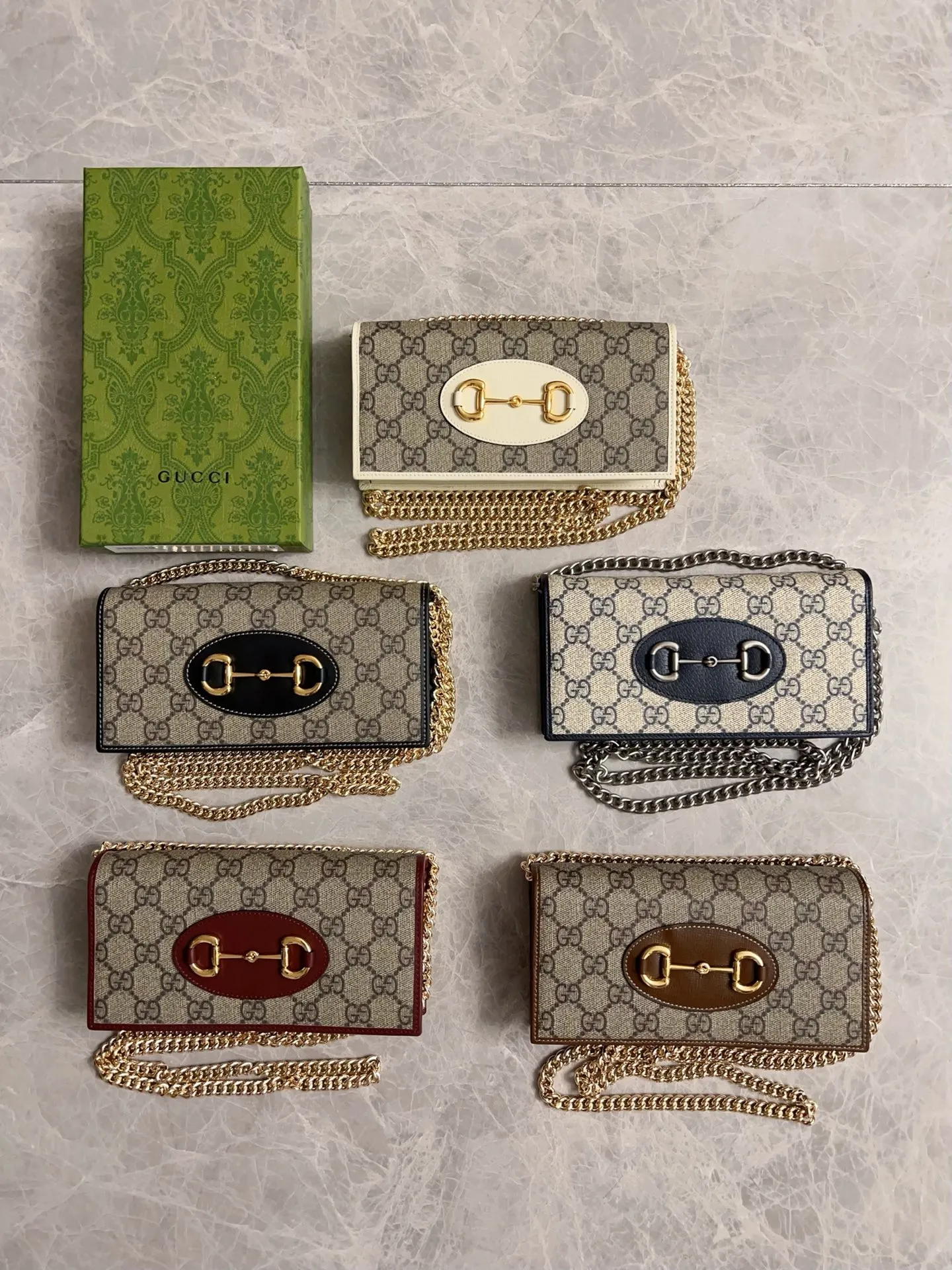 💰560 🇭🇺🇭🇺Newly launched Gucci made of GG Supreme premium man-made canvas and brown leather 🍧🍧1955 Horsebit Card Holder This series adopts the same double ring and long strip design as the handbag 🍧🍧This detail is inspired by the brand’s equestrian origins 🍧🍧It is one of Gucci’s classic heritage🍧🍧It is also one of the brand’s most representative symbolic elements🍧🍧Model: 621892 Size: 19x10x4cm