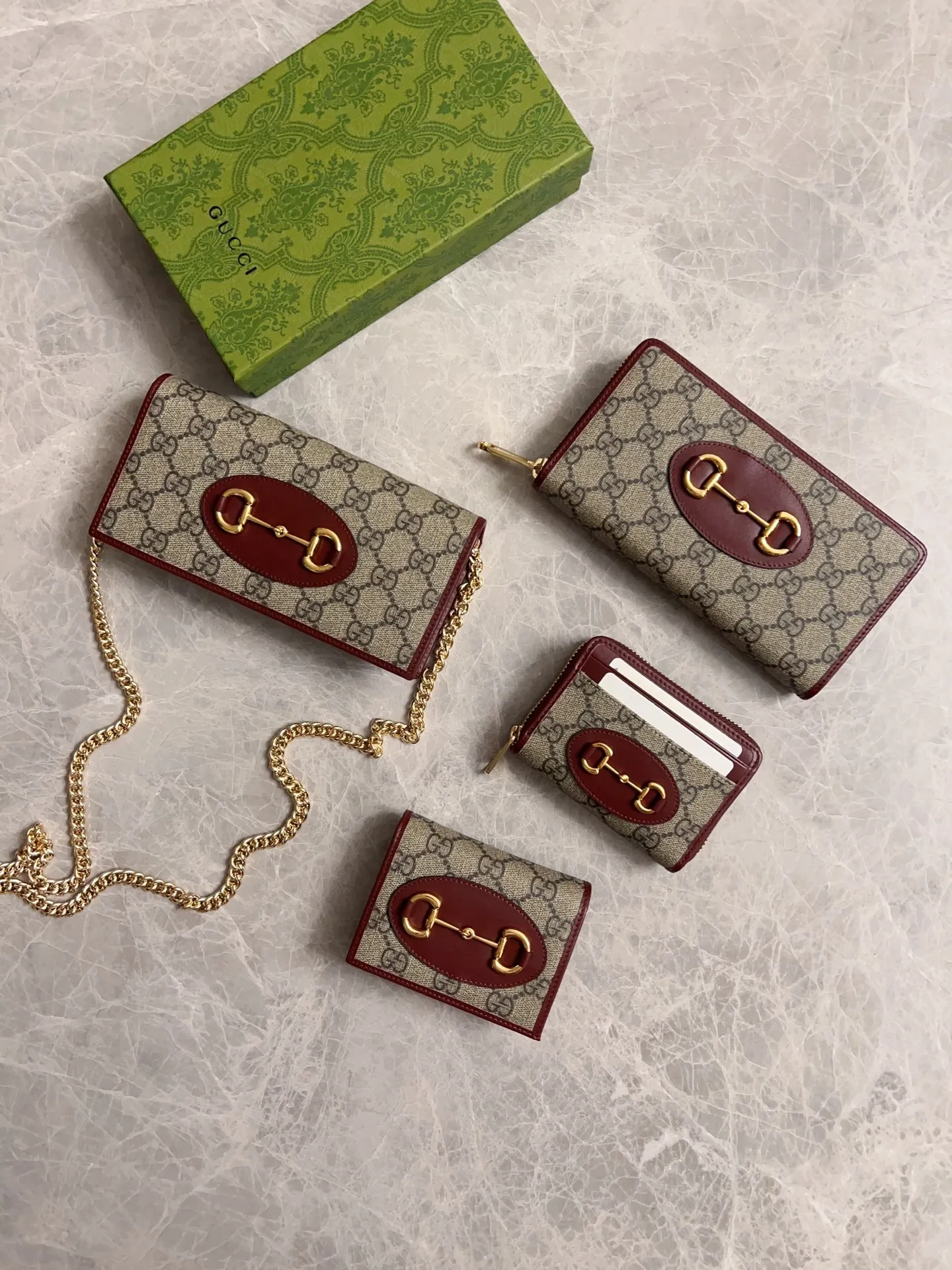 💰560 🇭🇺🇭🇺Newly launched Gucci made of GG Supreme premium man-made canvas and brown leather 🍧🍧1955 Horsebit Card Holder This series adopts the same double ring and long strip design as the handbag 🍧🍧This detail is inspired by the brand’s equestrian origins 🍧🍧It is one of Gucci’s classic heritage🍧🍧It is also one of the brand’s most representative symbolic elements🍧🍧Model: 621892 Size: 19x10x4cm