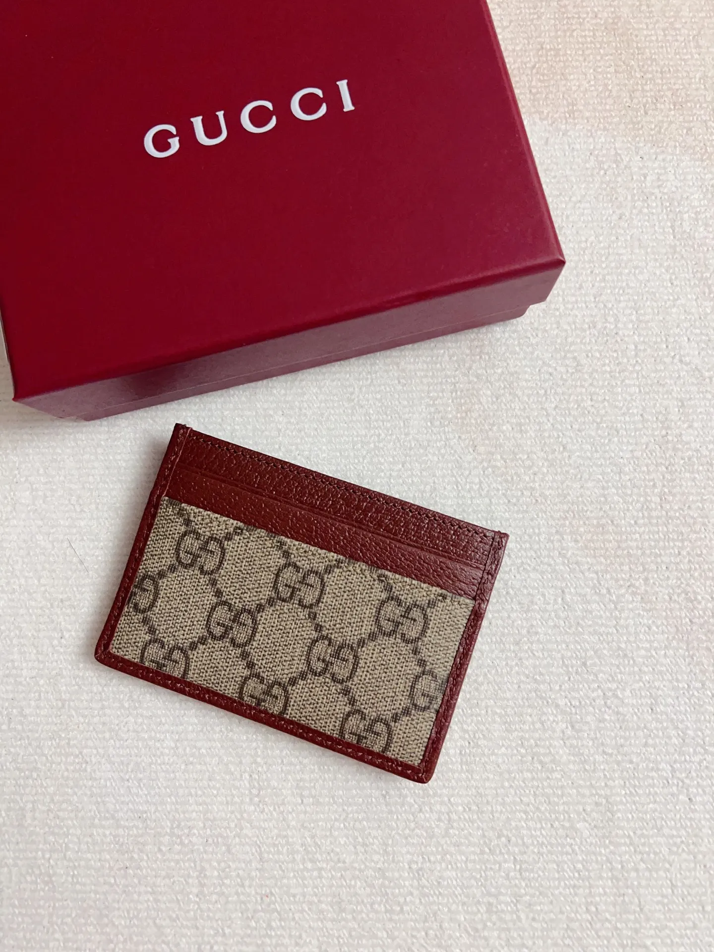 💰220🇭🇺🇭🇺 The official website is synchronized with the new model! Ophidia series~card wallet🍉🍉made from GG Supreme original factory pig grain cowhide with PVC🍉🍉, equipped with the iconic double G hardware mark, and the classic red and green webbing, exquisitely made! 🍉🍉Model number: 838486🍉🍉Size: 1x10cm, color: brown maroon