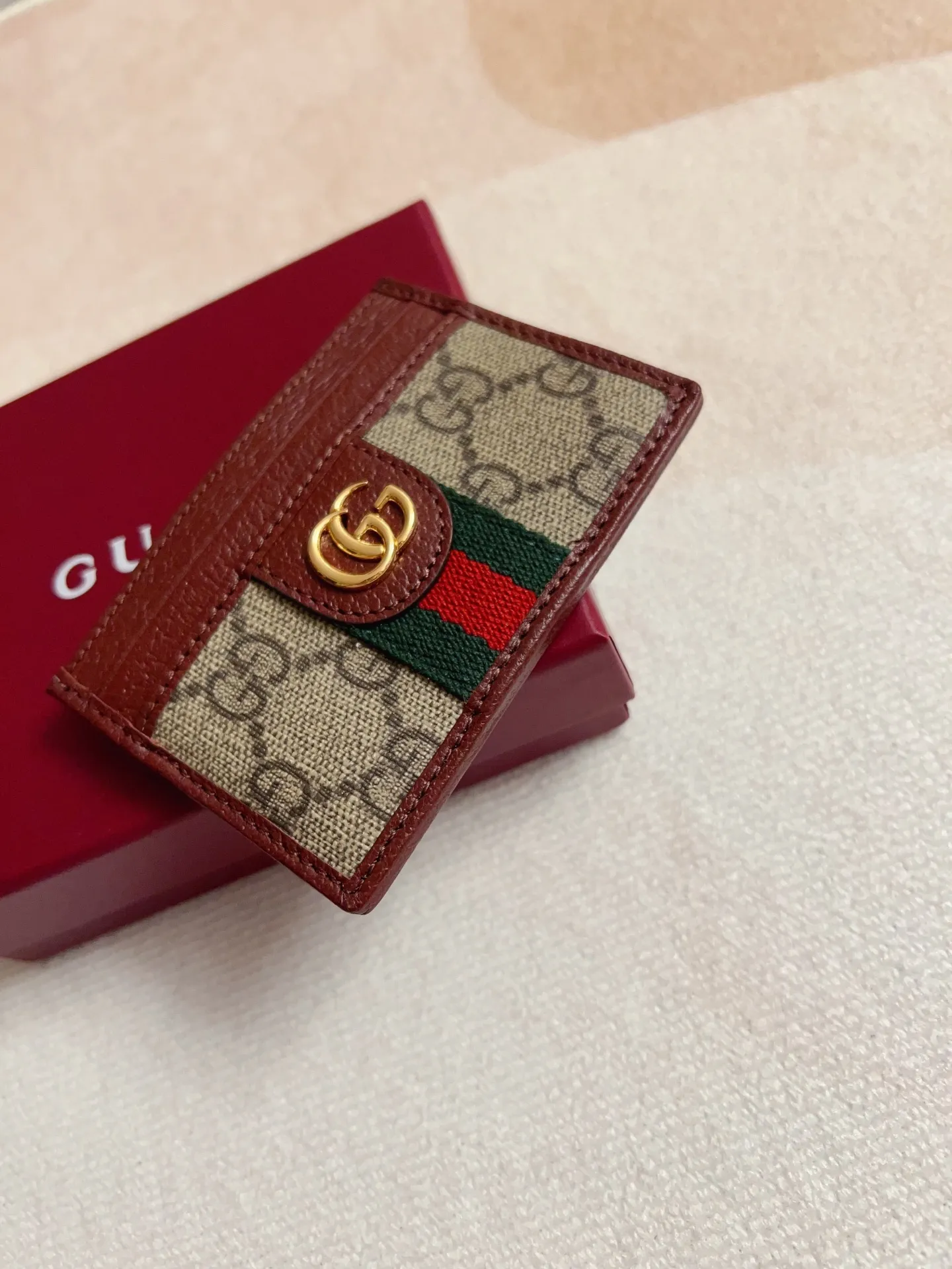 💰220🇭🇺🇭🇺 The official website is synchronized with the new model! Ophidia series~card wallet🍉🍉made from GG Supreme original factory pig grain cowhide with PVC🍉🍉, equipped with the iconic double G hardware mark, and the classic red and green webbing, exquisitely made! 🍉🍉Model number: 838486🍉🍉Size: 1x10cm, color: brown maroon