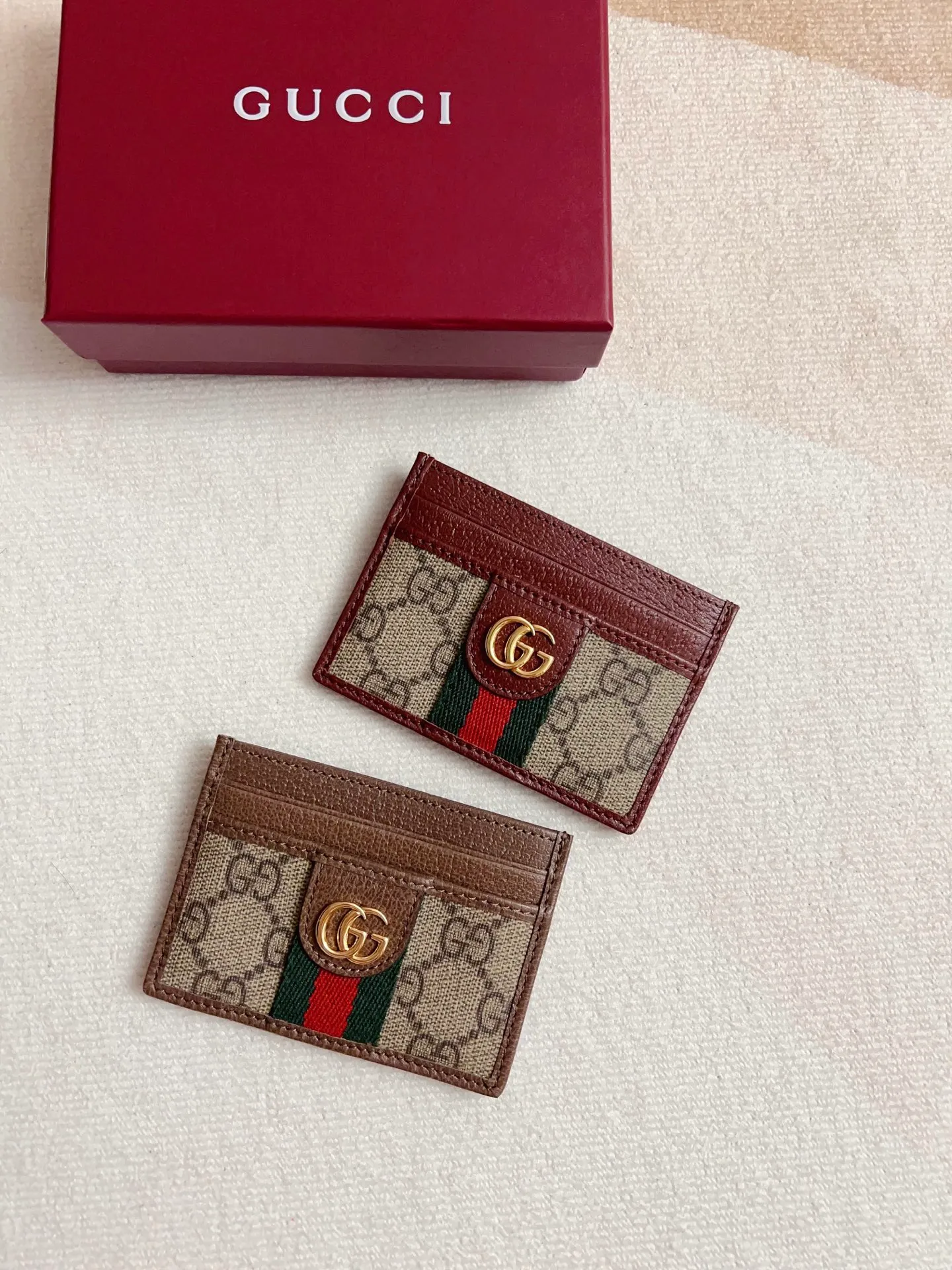 💰220🇭🇺🇭🇺 The official website is synchronized with the new model! Ophidia series~card wallet🍉🍉made from GG Supreme original factory pig grain cowhide with PVC🍉🍉, equipped with the iconic double G hardware mark, and the classic red and green webbing, exquisitely made! 🍉🍉Model number: 838486🍉🍉Size: 1x10cm, color: brown maroon