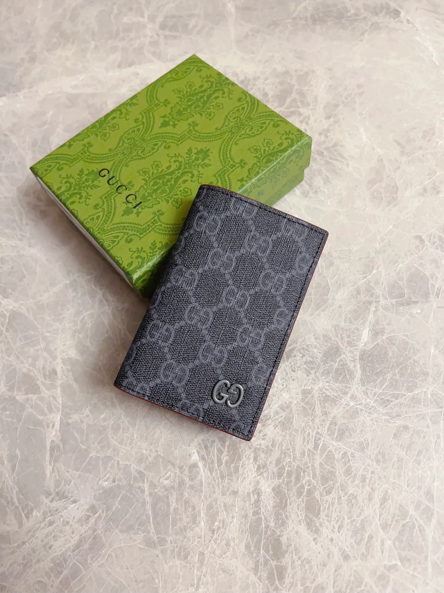 💰310🇭🇺🇭🇺Gucci’s latest collection presents a slim and compact card holder🎋🎋The contrasting two-tone design makes the GG logo emblazoned on the bag stand out🎋🎋This long card holder is made of black GG and the interior is made of contrasting cowhide leather🎋🎋Black GG Supreme canvas with dark gray ceramic effect Double G🎋🎋 Dimensions open: 12cm (L) x 15cm (W) Dimensions closed: 12cm (L) x 7.5cm (W) Model: 768249