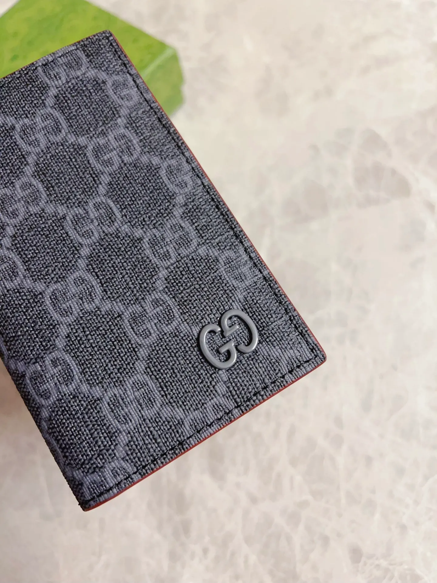 💰310🇭🇺🇭🇺Gucci’s latest collection presents a slim and compact card holder🎋🎋The contrasting two-tone design makes the GG logo emblazoned on the bag stand out🎋🎋This long card holder is made of black GG and the interior is made of contrasting cowhide leather🎋🎋Black GG Supreme canvas with dark gray ceramic effect Double G🎋🎋 Dimensions open: 12cm (L) x 15cm (W) Dimensions closed: 12cm (L) x 7.5cm (W) Model: 768249