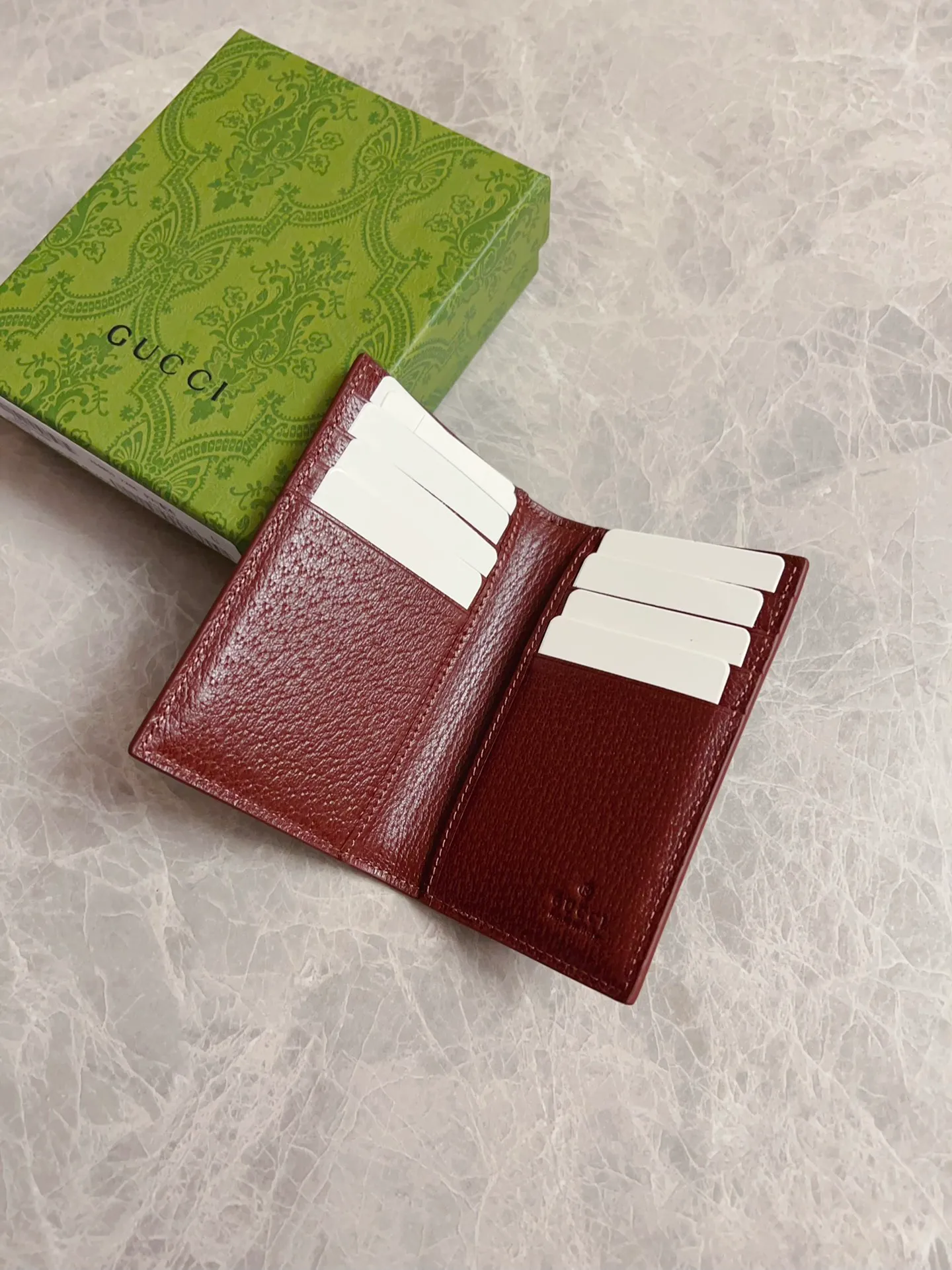 💰310🇭🇺🇭🇺Gucci’s latest collection presents a slim and compact card holder🎋🎋The contrasting two-tone design makes the GG logo emblazoned on the bag stand out🎋🎋This long card holder is made of black GG and the interior is made of contrasting cowhide leather🎋🎋Black GG Supreme canvas with dark gray ceramic effect Double G🎋🎋 Dimensions open: 12cm (L) x 15cm (W) Dimensions closed: 12cm (L) x 7.5cm (W) Model: 768249