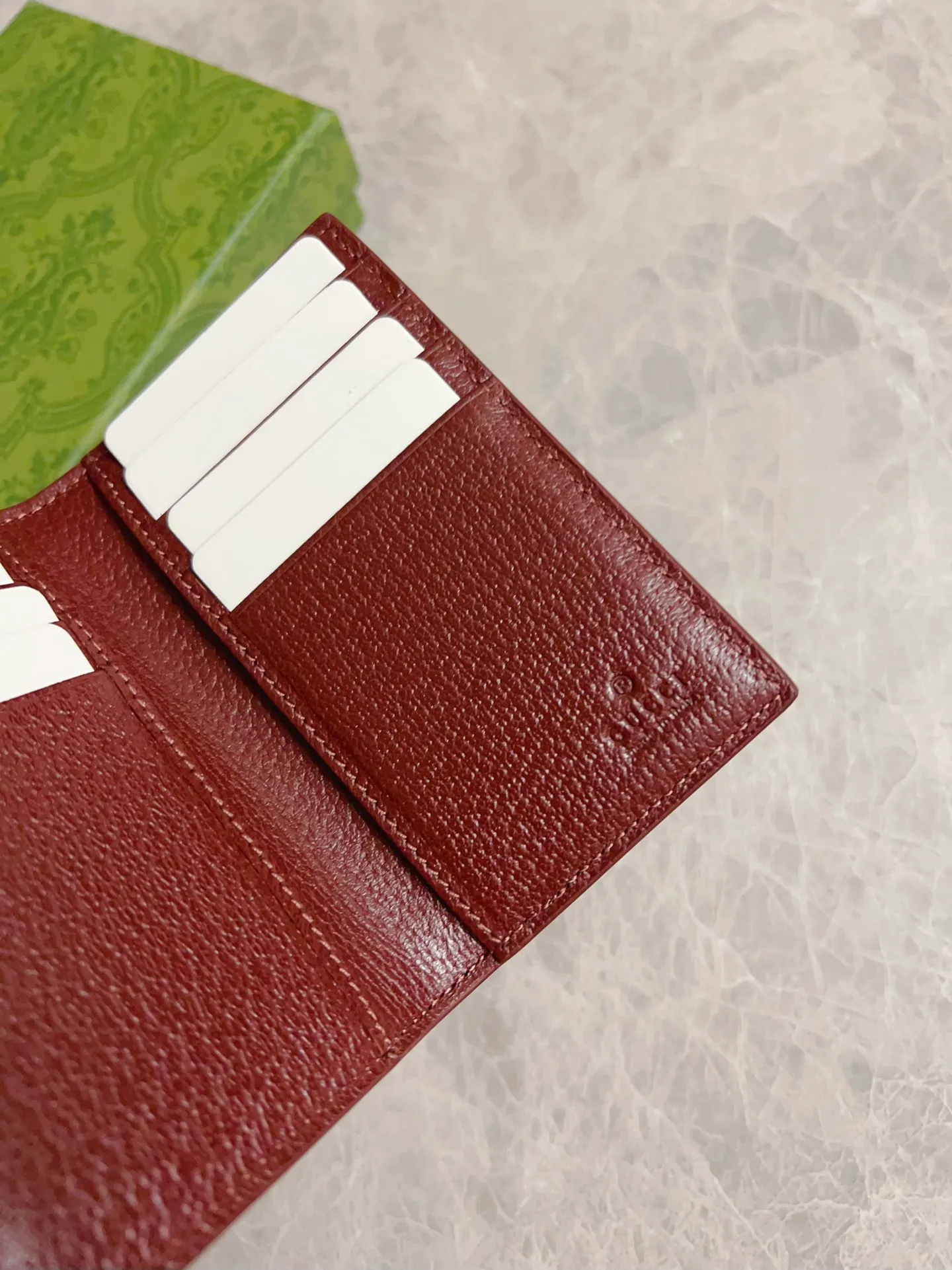 💰310🇭🇺🇭🇺Gucci’s latest collection presents a slim and compact card holder🎋🎋The contrasting two-tone design makes the GG logo emblazoned on the bag stand out🎋🎋This long card holder is made of black GG and the interior is made of contrasting cowhide leather🎋🎋Black GG Supreme canvas with dark gray ceramic effect Double G🎋🎋 Dimensions open: 12cm (L) x 15cm (W) Dimensions closed: 12cm (L) x 7.5cm (W) Model: 768249
