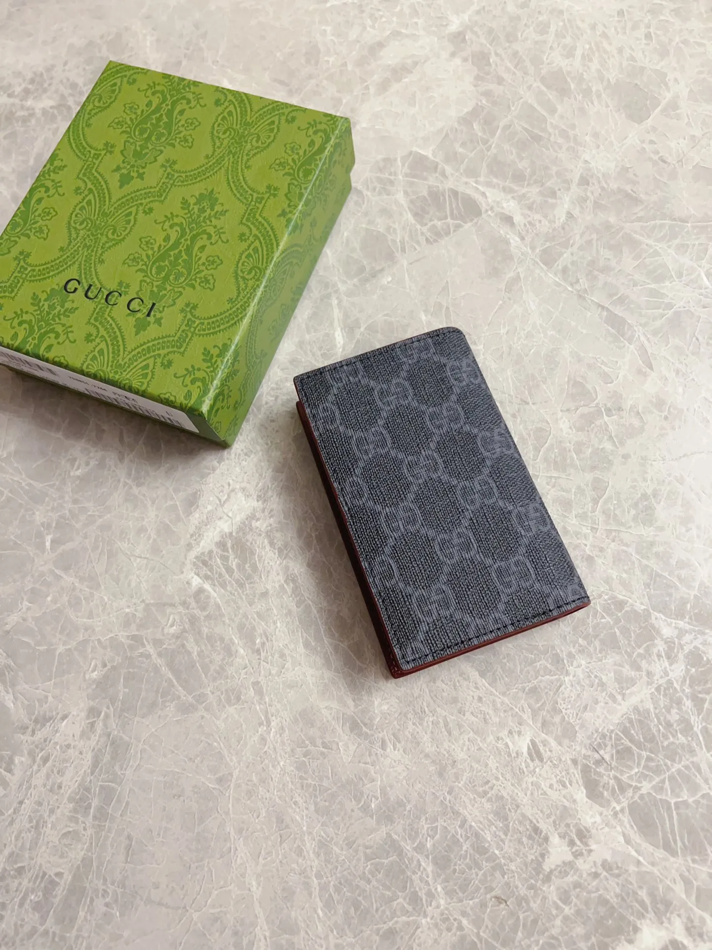 💰310🇭🇺🇭🇺Gucci’s latest collection presents a slim and compact card holder🎋🎋The contrasting two-tone design makes the GG logo emblazoned on the bag stand out🎋🎋This long card holder is made of black GG and the interior is made of contrasting cowhide leather🎋🎋Black GG Supreme canvas with dark gray ceramic effect Double G🎋🎋 Dimensions open: 12cm (L) x 15cm (W) Dimensions closed: 12cm (L) x 7.5cm (W) Model: 768249