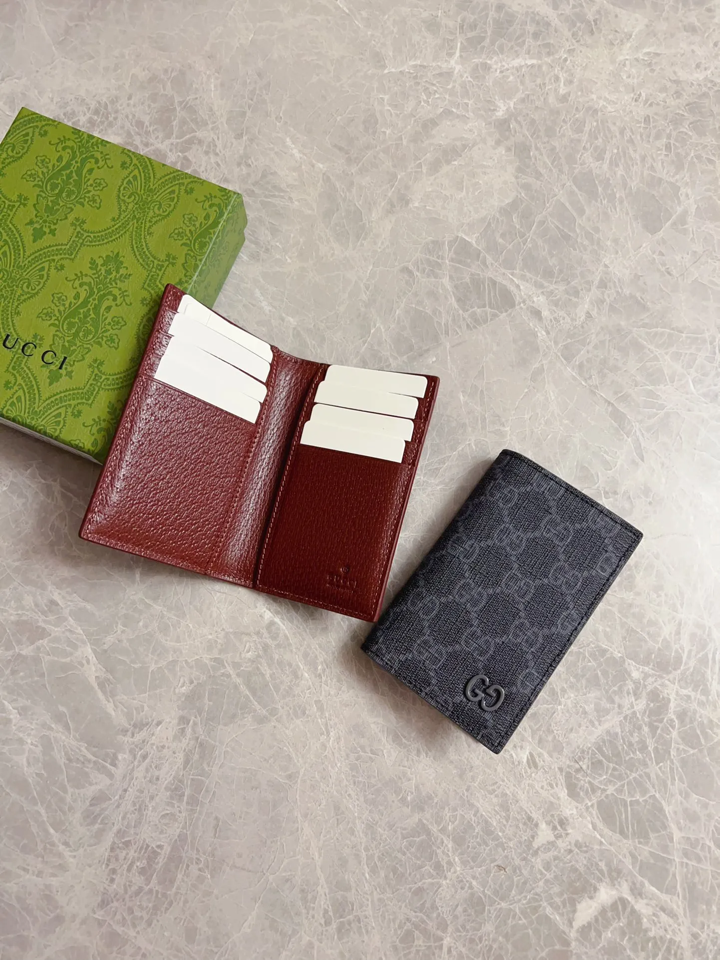 💰310🇭🇺🇭🇺Gucci’s latest collection presents a slim and compact card holder🎋🎋The contrasting two-tone design makes the GG logo emblazoned on the bag stand out🎋🎋This long card holder is made of black GG and the interior is made of contrasting cowhide leather🎋🎋Black GG Supreme canvas with dark gray ceramic effect Double G🎋🎋 Dimensions open: 12cm (L) x 15cm (W) Dimensions closed: 12cm (L) x 7.5cm (W) Model: 768249