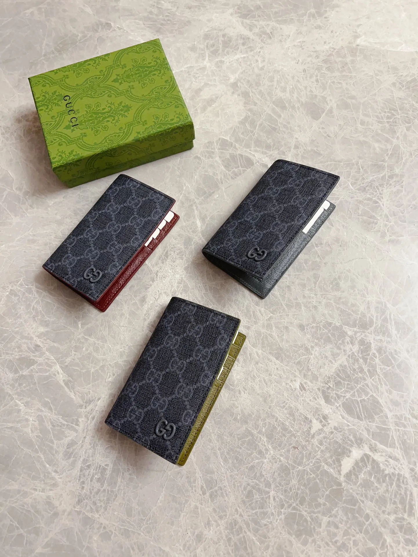 💰310🇭🇺🇭🇺Gucci’s latest collection presents a slim and compact card holder🎋🎋The contrasting two-tone design makes the GG logo emblazoned on the bag stand out🎋🎋This long card holder is made of black GG and the interior is made of contrasting cowhide leather🎋🎋Black GG Supreme canvas with dark gray ceramic effect Double G🎋🎋 Dimensions open: 12cm (L) x 15cm (W) Dimensions closed: 12cm (L) x 7.5cm (W) Model: 768249