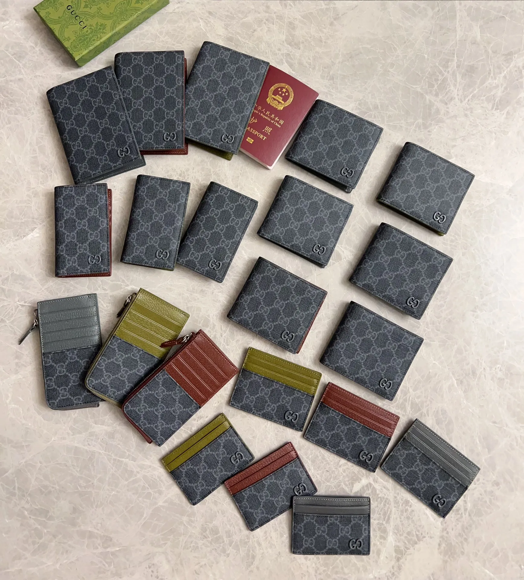 💰310🇭🇺🇭🇺Gucci’s latest collection presents a slim and compact card holder🎋🎋The contrasting two-tone design makes the GG logo emblazoned on the bag stand out🎋🎋This long card holder is made of black GG and the interior is made of contrasting cowhide leather🎋🎋Black GG Supreme canvas with dark gray ceramic effect Double G🎋🎋 Dimensions open: 12cm (L) x 15cm (W) Dimensions closed: 12cm (L) x 7.5cm (W) Model: 768249