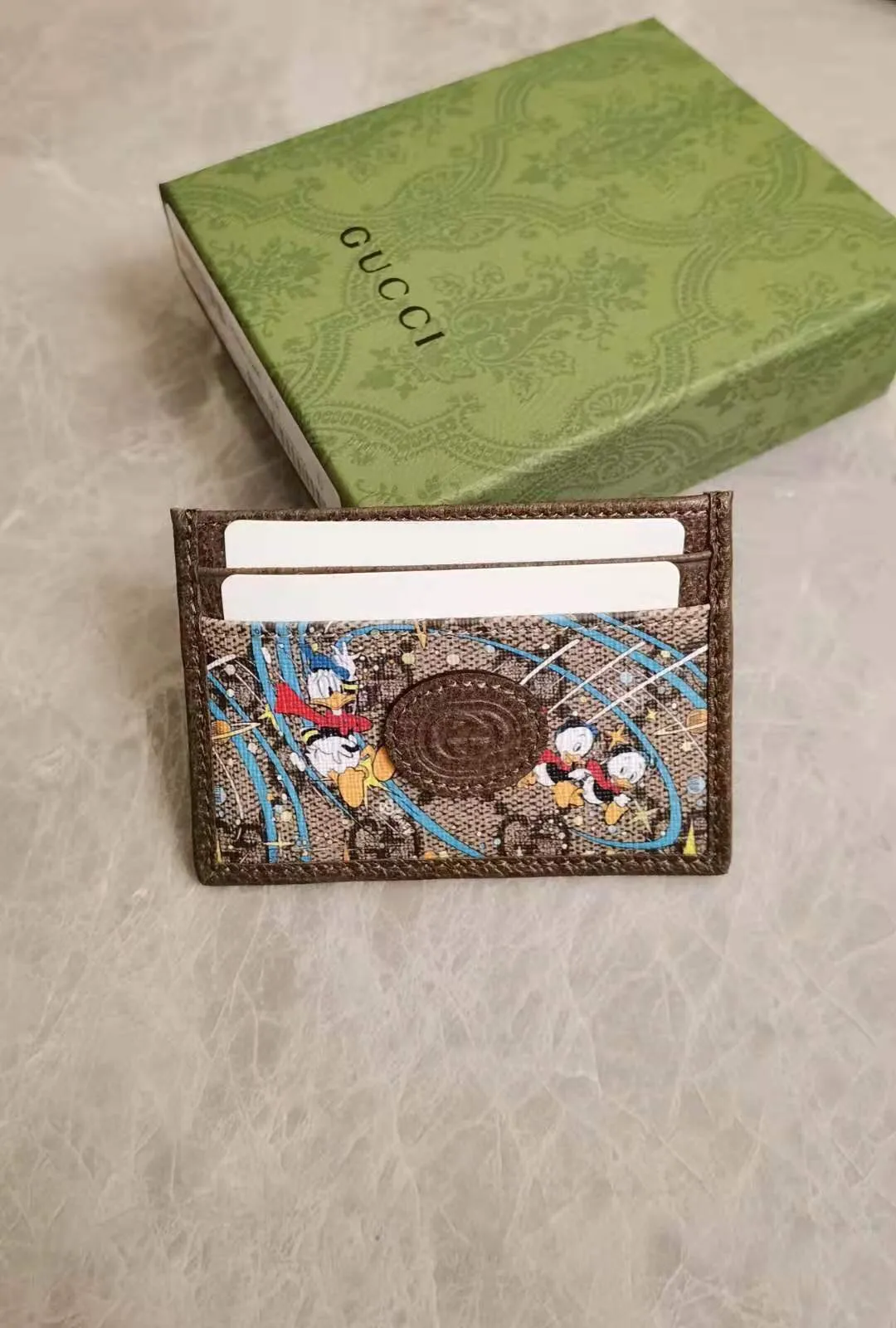 💰230 🇭🇺🇭🇺Epilogue original leather card holder ~ Donald Duck series 🐥🐥The new pattern of Donald Duck and his three nephews appearing together adds an unconstrained charm to the classic Gucci bag. It is full of fun and fun for the family to fly to the stars 🐥🐥fashionable and practical! Style number: 647942, size: 10-7cm