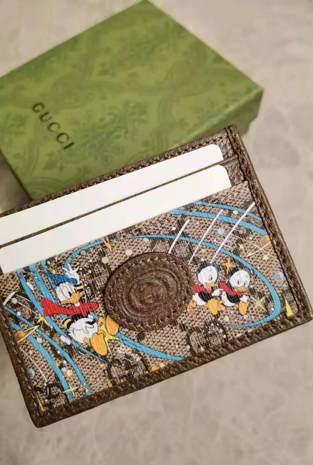 💰230 🇭🇺🇭🇺Epilogue original leather card holder ~ Donald Duck series 🐥🐥The new pattern of Donald Duck and his three nephews appearing together adds an unconstrained charm to the classic Gucci bag. It is full of fun and fun for the family to fly to the stars 🐥🐥fashionable and practical! Style number: 647942, size: 10-7cm