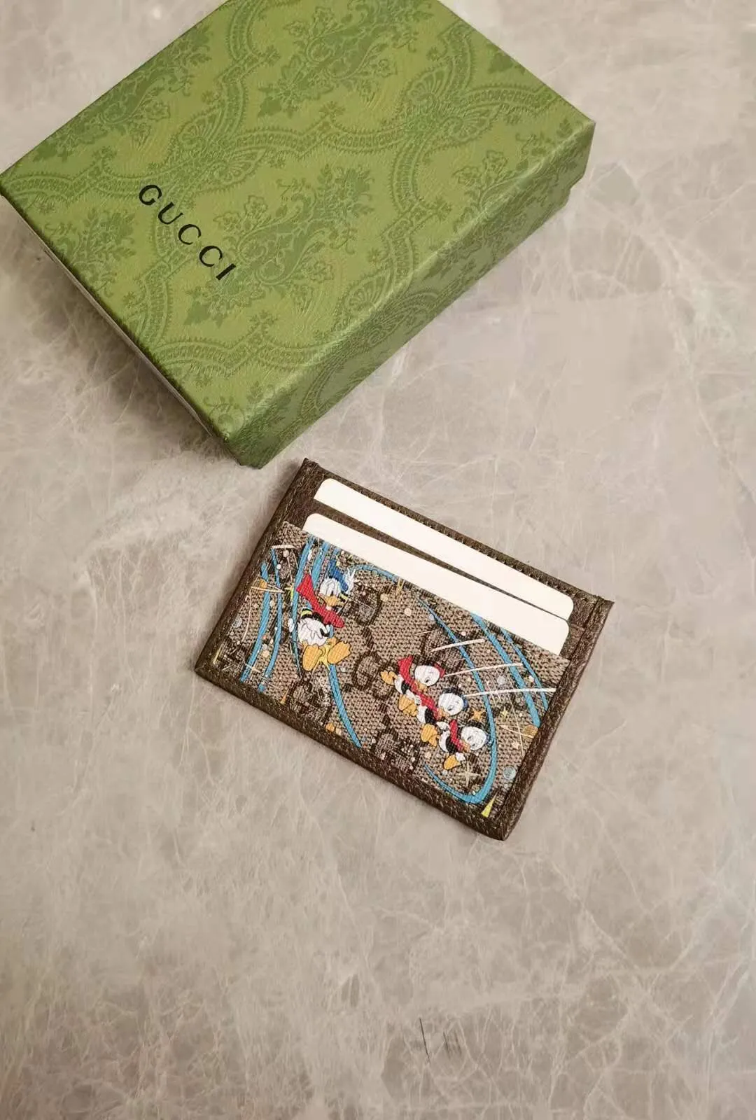 💰230 🇭🇺🇭🇺Epilogue original leather card holder ~ Donald Duck series 🐥🐥The new pattern of Donald Duck and his three nephews appearing together adds an unconstrained charm to the classic Gucci bag. It is full of fun and fun for the family to fly to the stars 🐥🐥fashionable and practical! Style number: 647942, size: 10-7cm