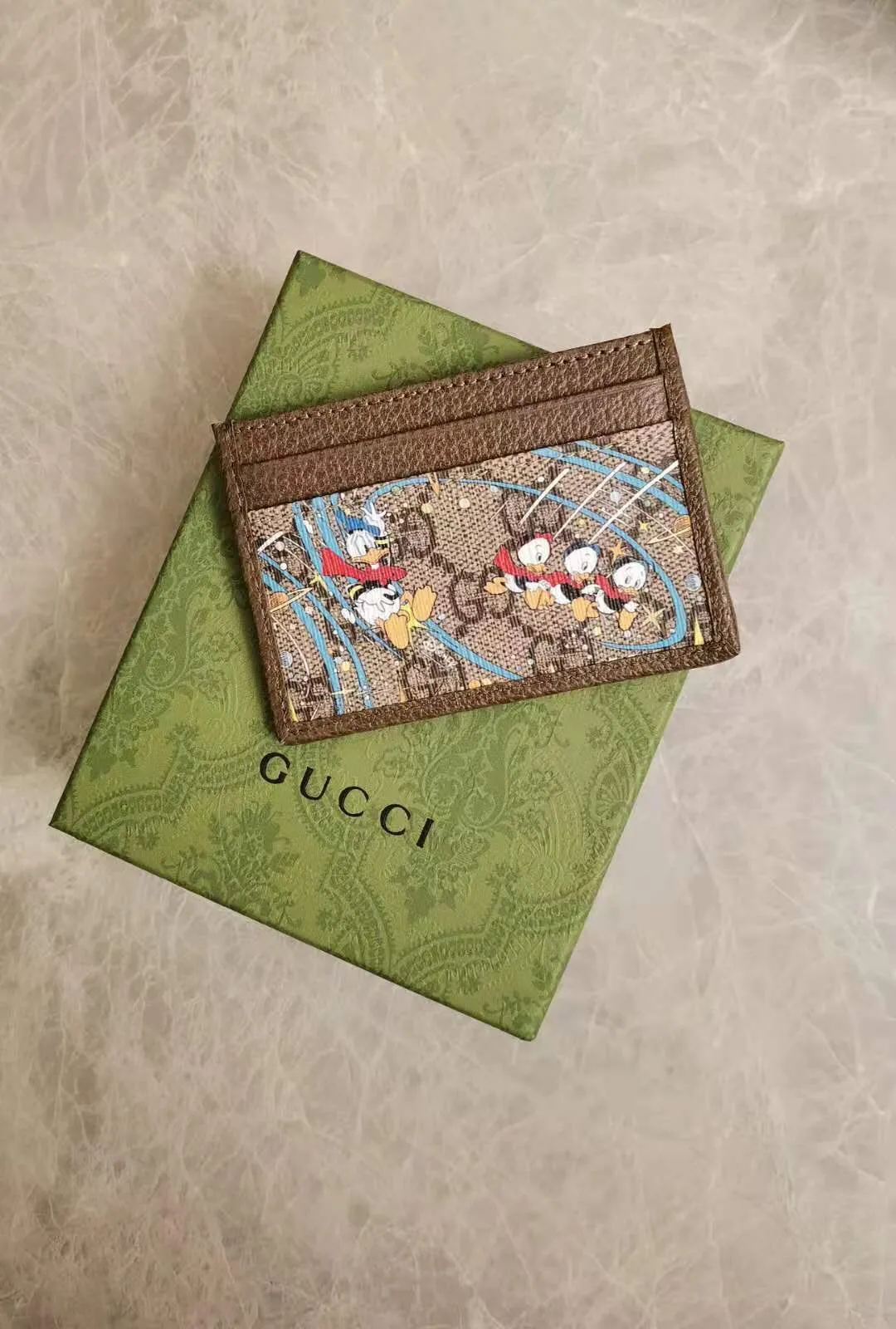 💰230 🇭🇺🇭🇺Epilogue original leather card holder ~ Donald Duck series 🐥🐥The new pattern of Donald Duck and his three nephews appearing together adds an unconstrained charm to the classic Gucci bag. It is full of fun and fun for the family to fly to the stars 🐥🐥fashionable and practical! Style number: 647942, size: 10-7cm