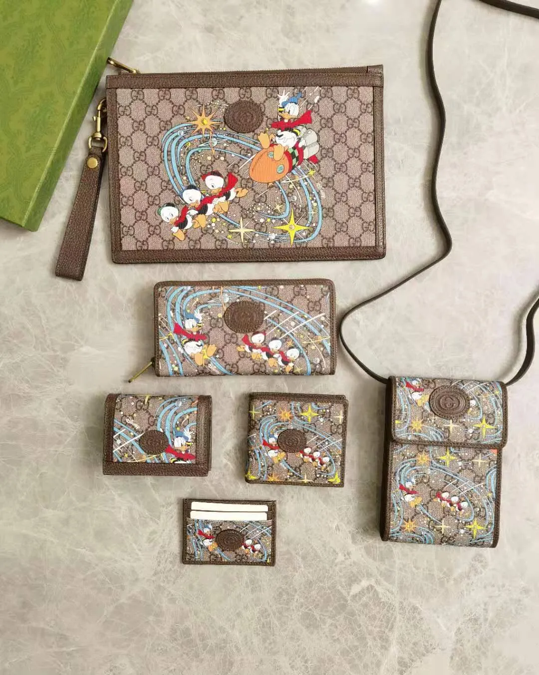 💰230 🇭🇺🇭🇺Epilogue original leather card holder ~ Donald Duck series 🐥🐥The new pattern of Donald Duck and his three nephews appearing together adds an unconstrained charm to the classic Gucci bag. It is full of fun and fun for the family to fly to the stars 🐥🐥fashionable and practical! Style number: 647942, size: 10-7cm