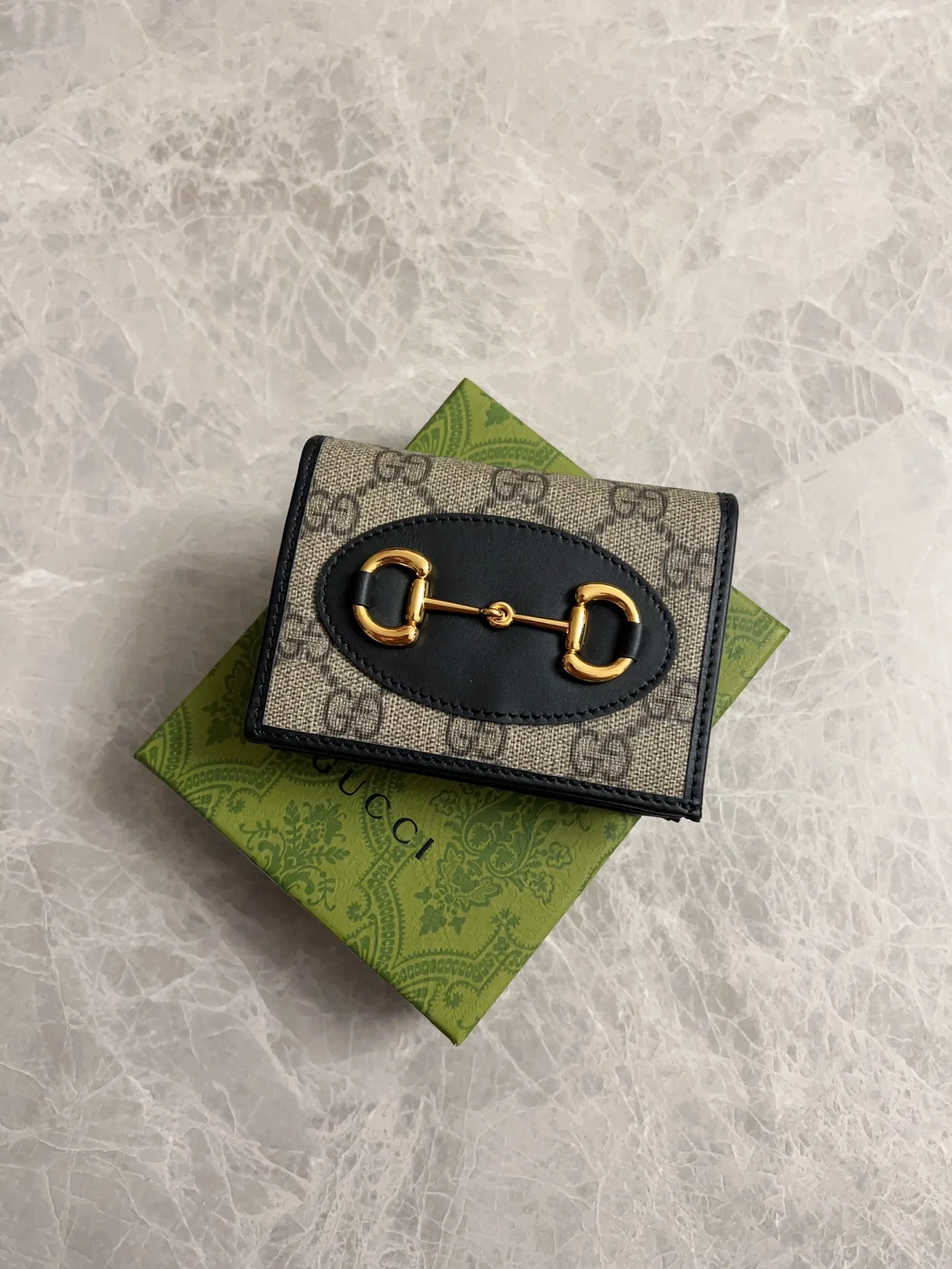 💰360 🇭🇺🇭🇺🐡🐡Newly launched Gucci made of GG Supreme high-end artificial canvas and cowhide material 🐡🐡1955 Horsebit Card Holder This series adopts the same double-ring and long strip design as the handbag 🐡🐡This detail is inspired by the brand’s equestrian origins 🐡🐡It is one of Gucci’s classic heritage🐡🐡It is also one of the brand’s most representative symbolic elements🐡🐡Model: 621887, size: width 11x height 8.5x side width 3cm