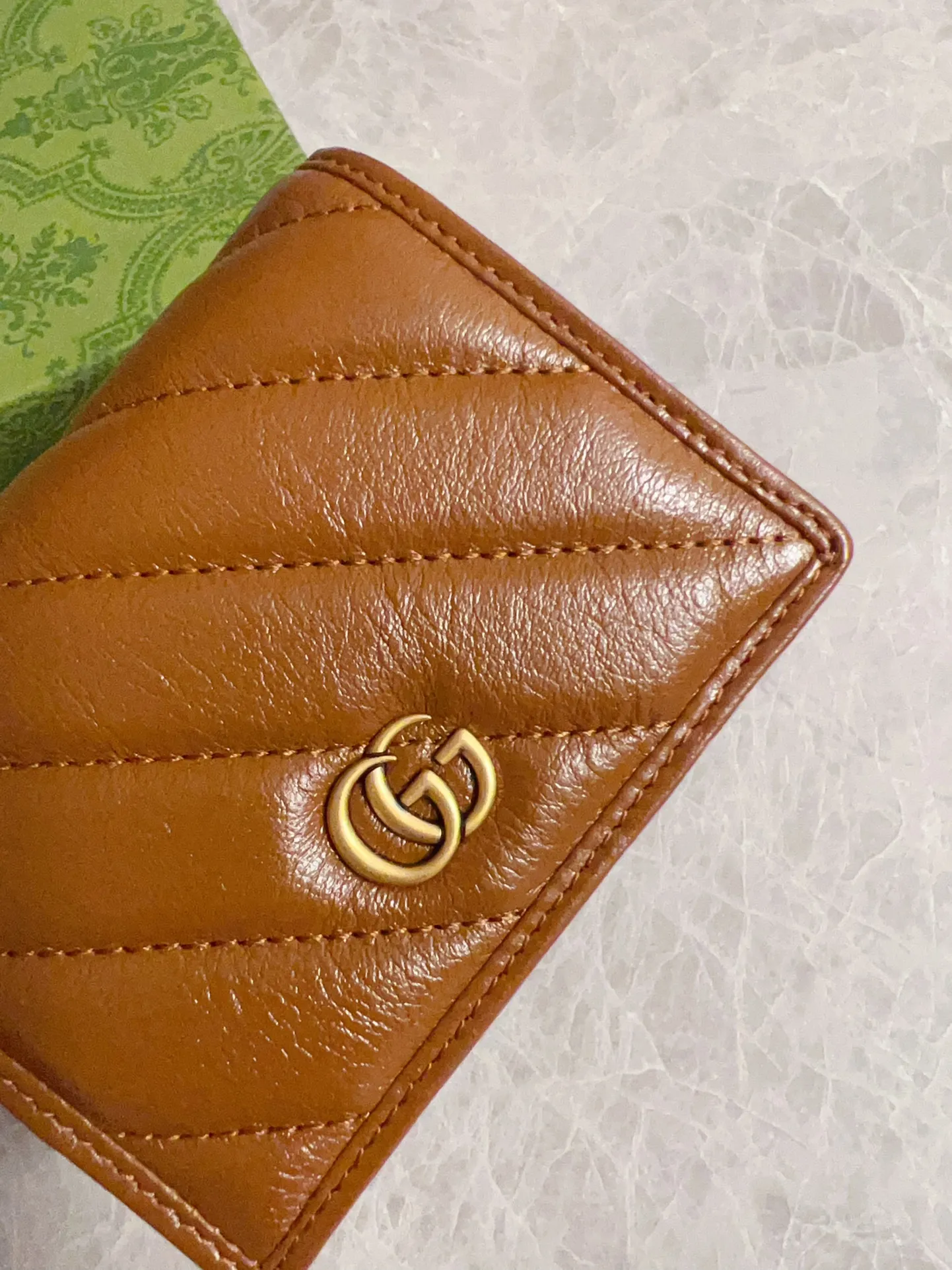 💰360 🇭🇺🇭🇺Gucci marmont original leather caramel new color short card holder ~ wallet 🧼🧼High-end caramel color 🆕 It is the new product of Gucci counters in the autumn and winter of 2020 🧼🧼Breaking through the previous style, using the same color with binding and bronze hardware, the highest level! Real shots! Style number: 466492, size: 11x8x2.5cm