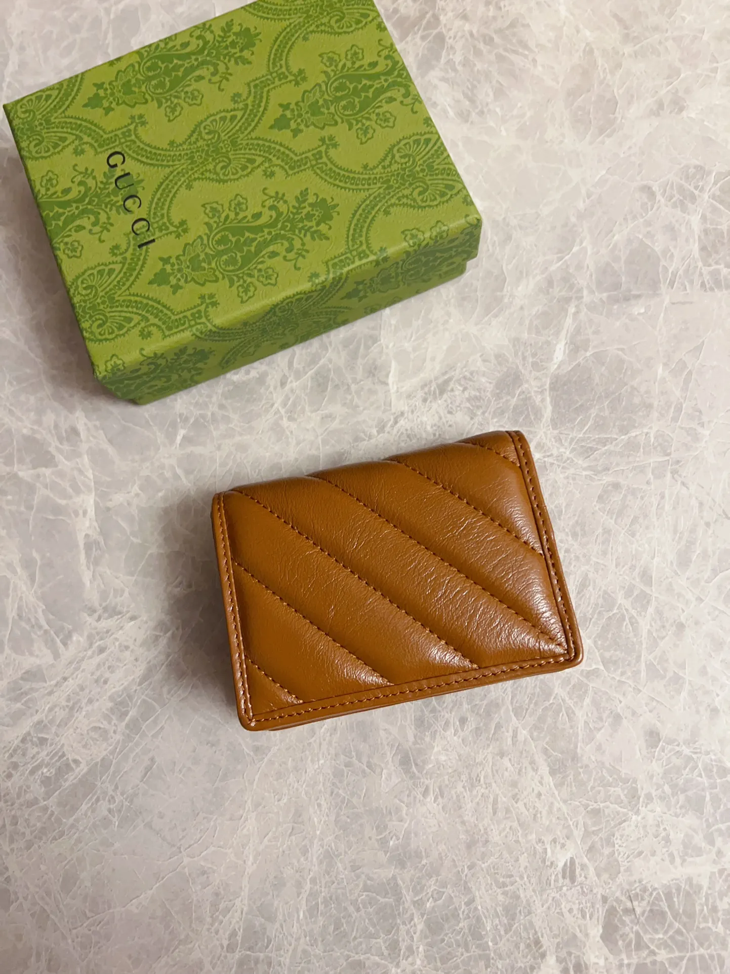 💰360 🇭🇺🇭🇺Gucci marmont original leather caramel new color short card holder ~ wallet 🧼🧼High-end caramel color 🆕 It is the new product of Gucci counters in the autumn and winter of 2020 🧼🧼Breaking through the previous style, using the same color with binding and bronze hardware, the highest level! Real shots! Style number: 466492, size: 11x8x2.5cm