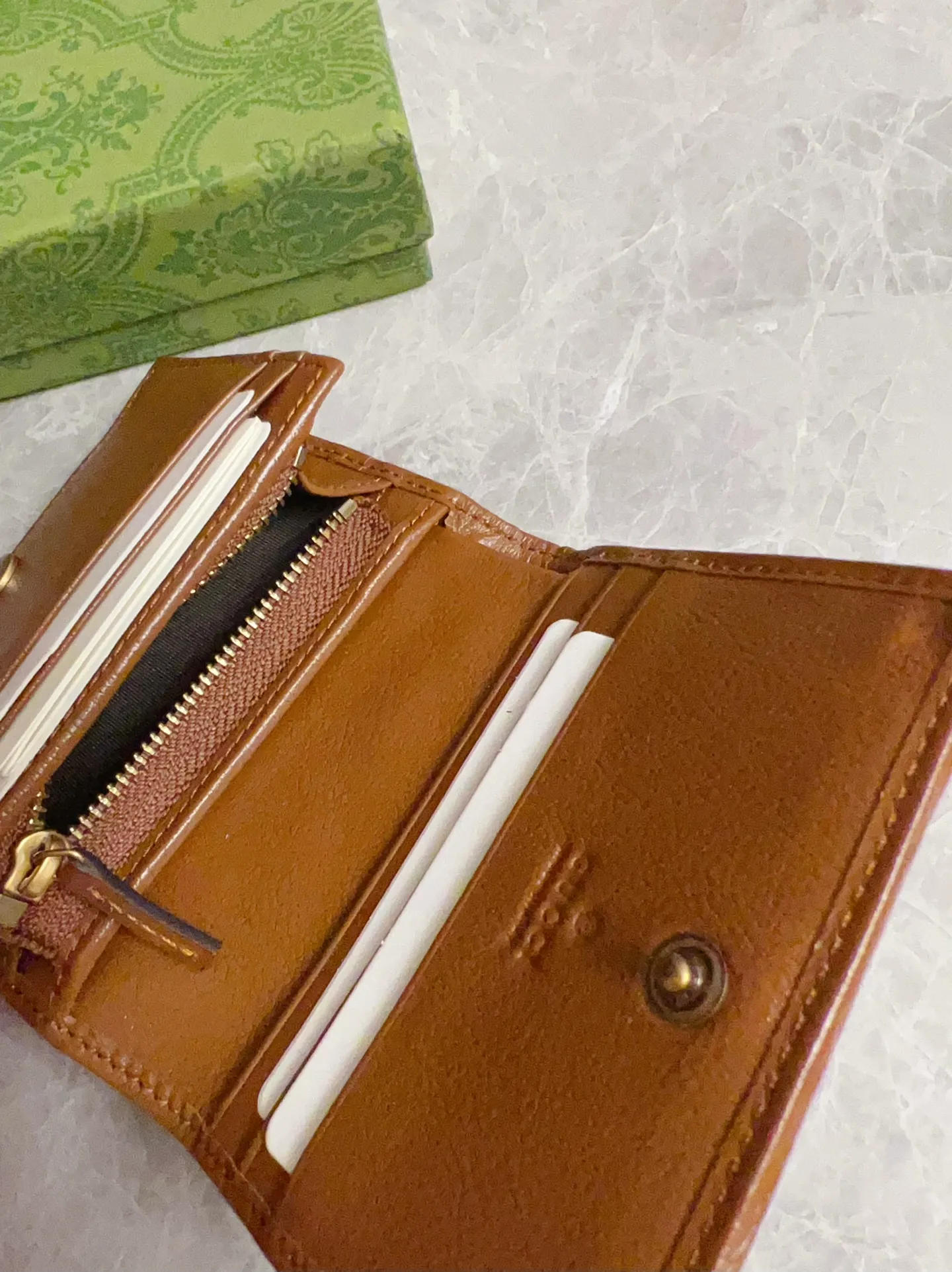 💰360 🇭🇺🇭🇺Gucci marmont original leather caramel new color short card holder ~ wallet 🧼🧼High-end caramel color 🆕 It is the new product of Gucci counters in the autumn and winter of 2020 🧼🧼Breaking through the previous style, using the same color with binding and bronze hardware, the highest level! Real shots! Style number: 466492, size: 11x8x2.5cm