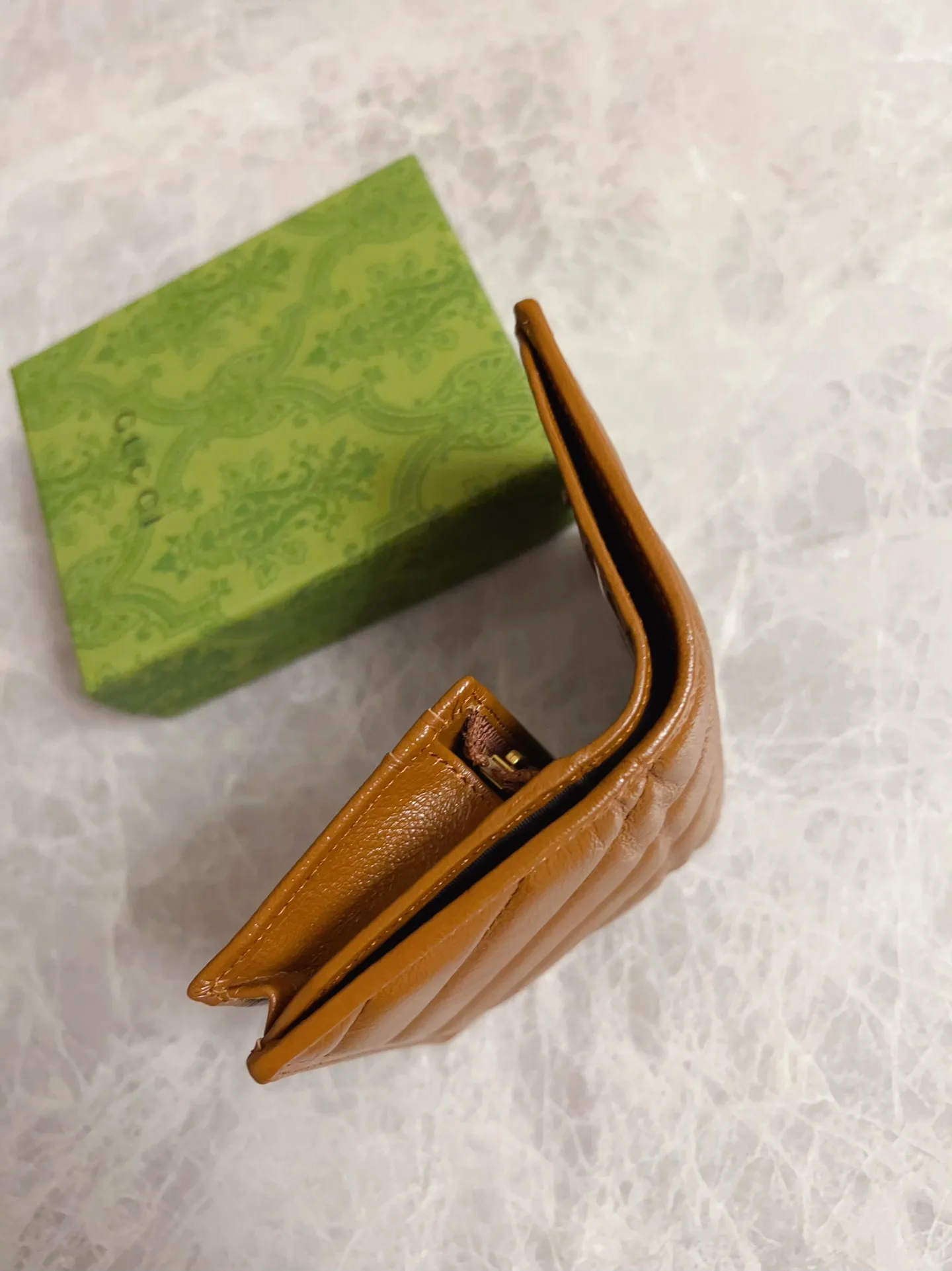 💰360 🇭🇺🇭🇺Gucci marmont original leather caramel new color short card holder ~ wallet 🧼🧼High-end caramel color 🆕 It is the new product of Gucci counters in the autumn and winter of 2020 🧼🧼Breaking through the previous style, using the same color with binding and bronze hardware, the highest level! Real shots! Style number: 466492, size: 11x8x2.5cm