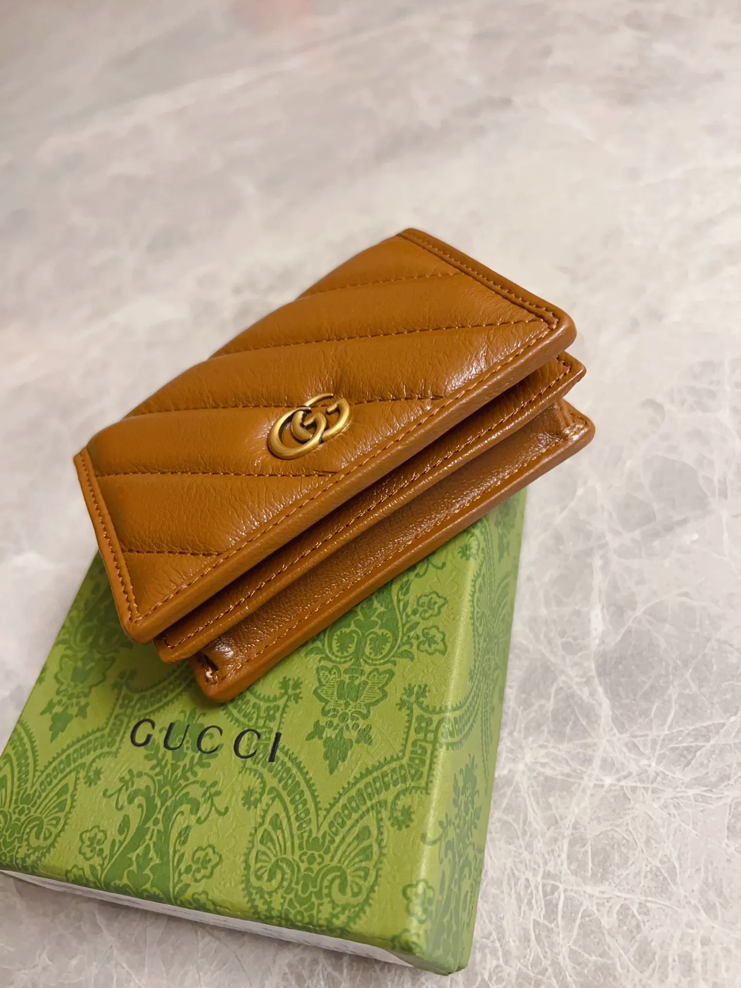 💰360 🇭🇺🇭🇺Gucci marmont original leather caramel new color short card holder ~ wallet 🧼🧼High-end caramel color 🆕 It is the new product of Gucci counters in the autumn and winter of 2020 🧼🧼Breaking through the previous style, using the same color with binding and bronze hardware, the highest level! Real shots! Style number: 466492, size: 11x8x2.5cm