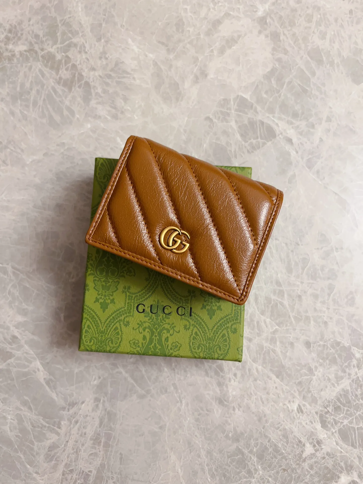 💰360 🇭🇺🇭🇺Gucci marmont original leather caramel new color short card holder ~ wallet 🧼🧼High-end caramel color 🆕 It is the new product of Gucci counters in the autumn and winter of 2020 🧼🧼Breaking through the previous style, using the same color with binding and bronze hardware, the highest level! Real shots! Style number: 466492, size: 11x8x2.5cm