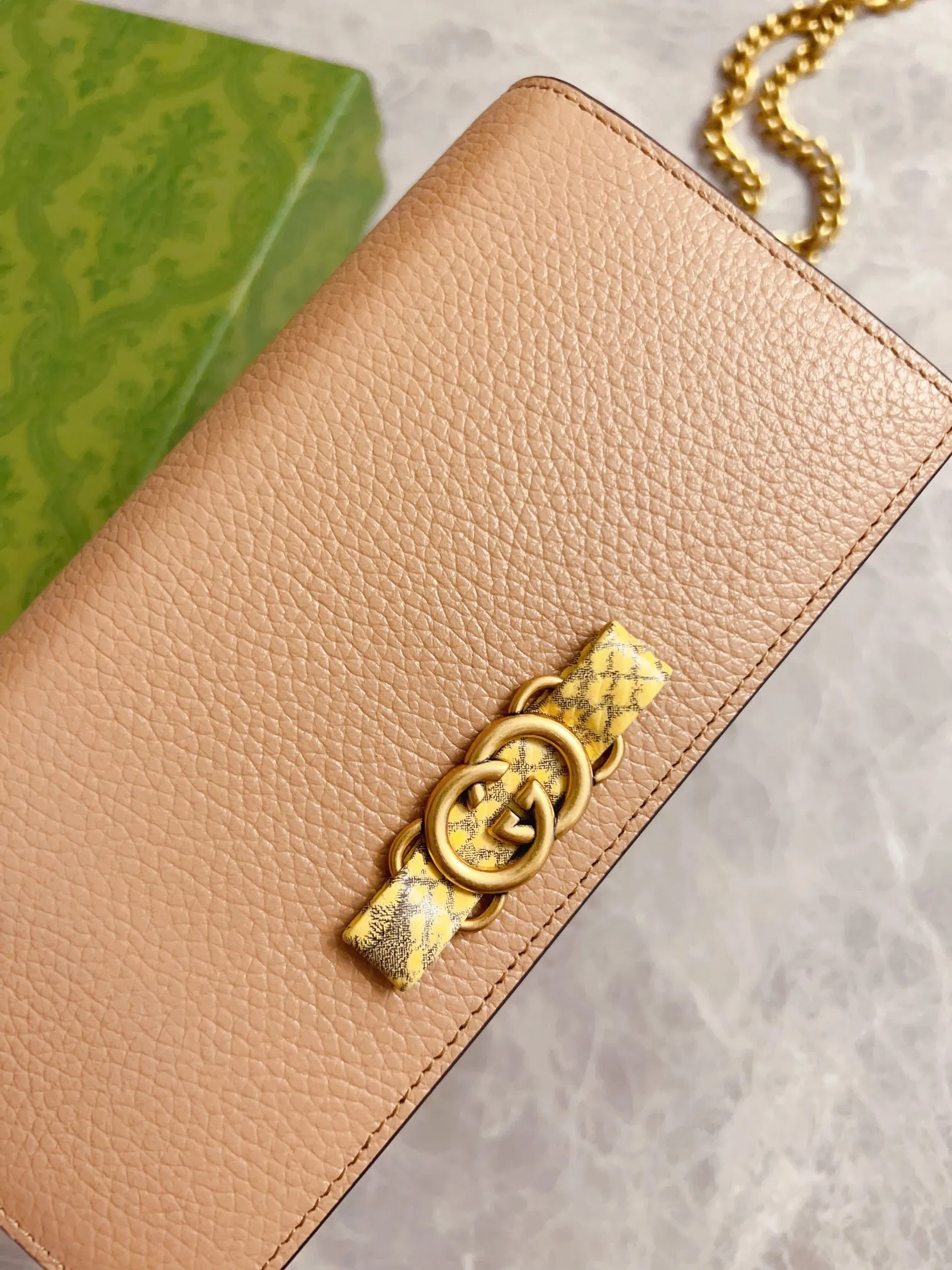 💰660🇮🇹🇮🇹Gucci’s latest ~ Interlocking Double G python leather bow chain pouch 🦄🦄 is made of original factory calfskin, 🦄🦄The front bow is made of python skin piping and antique gold tone interlocking Double G details, 🦄🦄The chain shoulder strap can provide a variety of different carrying experiences. Iconic fashion item🦄🦄Model: 746056, size: 19x 10x 4cm