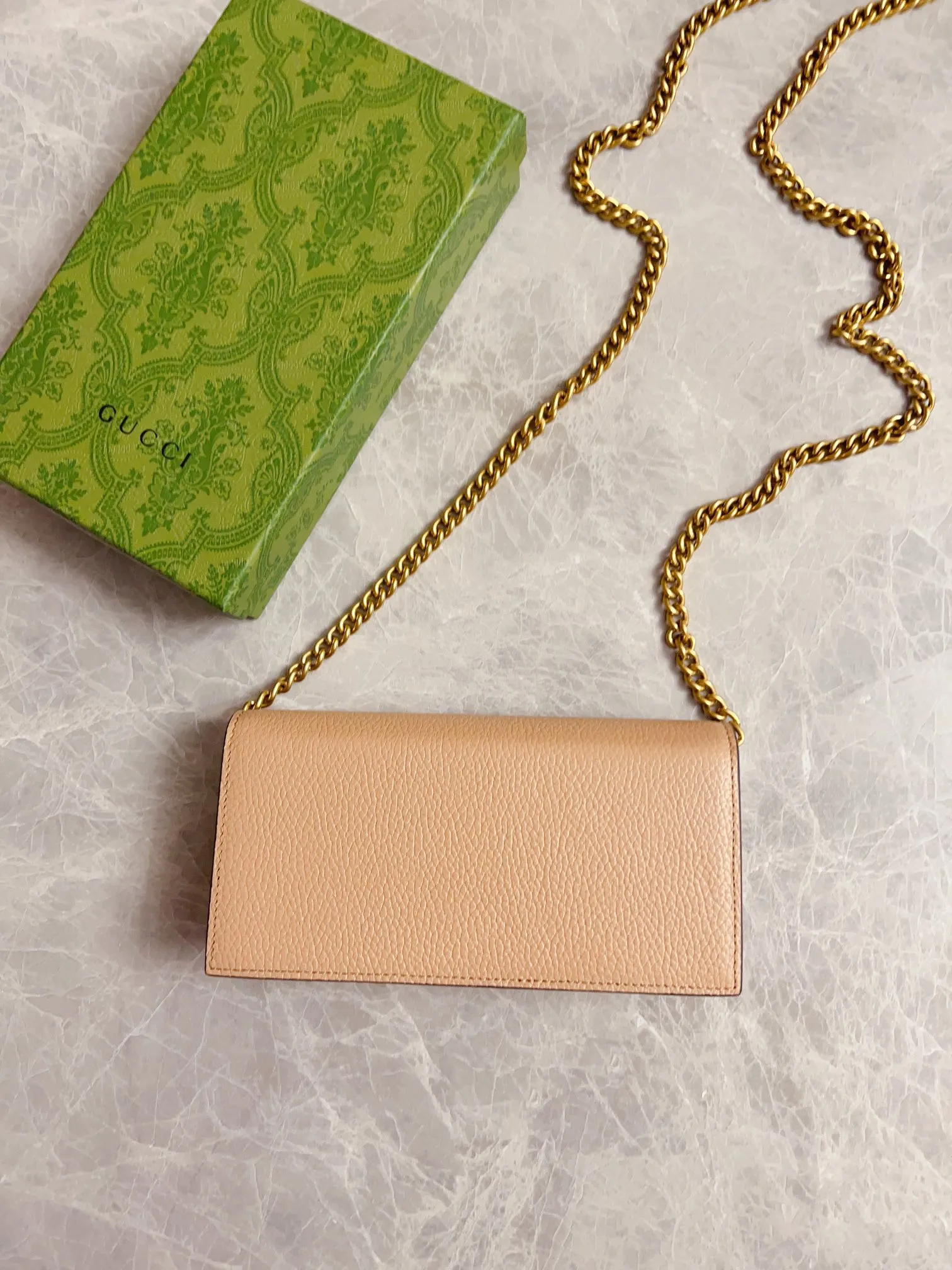 💰660🇮🇹🇮🇹Gucci’s latest ~ Interlocking Double G python leather bow chain pouch 🦄🦄 is made of original factory calfskin, 🦄🦄The front bow is made of python skin piping and antique gold tone interlocking Double G details, 🦄🦄The chain shoulder strap can provide a variety of different carrying experiences. Iconic fashion item🦄🦄Model: 746056, size: 19x 10x 4cm